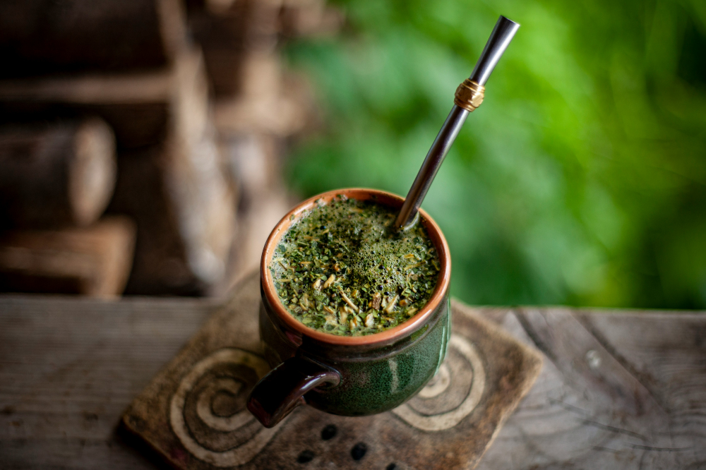 Trà yerba mate - Một loại đồ uống nhẹ nhàng hơn nhưng vẫn chứa caffeine là yerba mate - loại trà được làm từ lá của một loài cây bản địa ở Nam Mỹ. Yerba mate chứa caffeine, theobromine và theophylline, những chất được cho là giúp tăng sự tỉnh táo về tinh thần và sức bền thể chất.