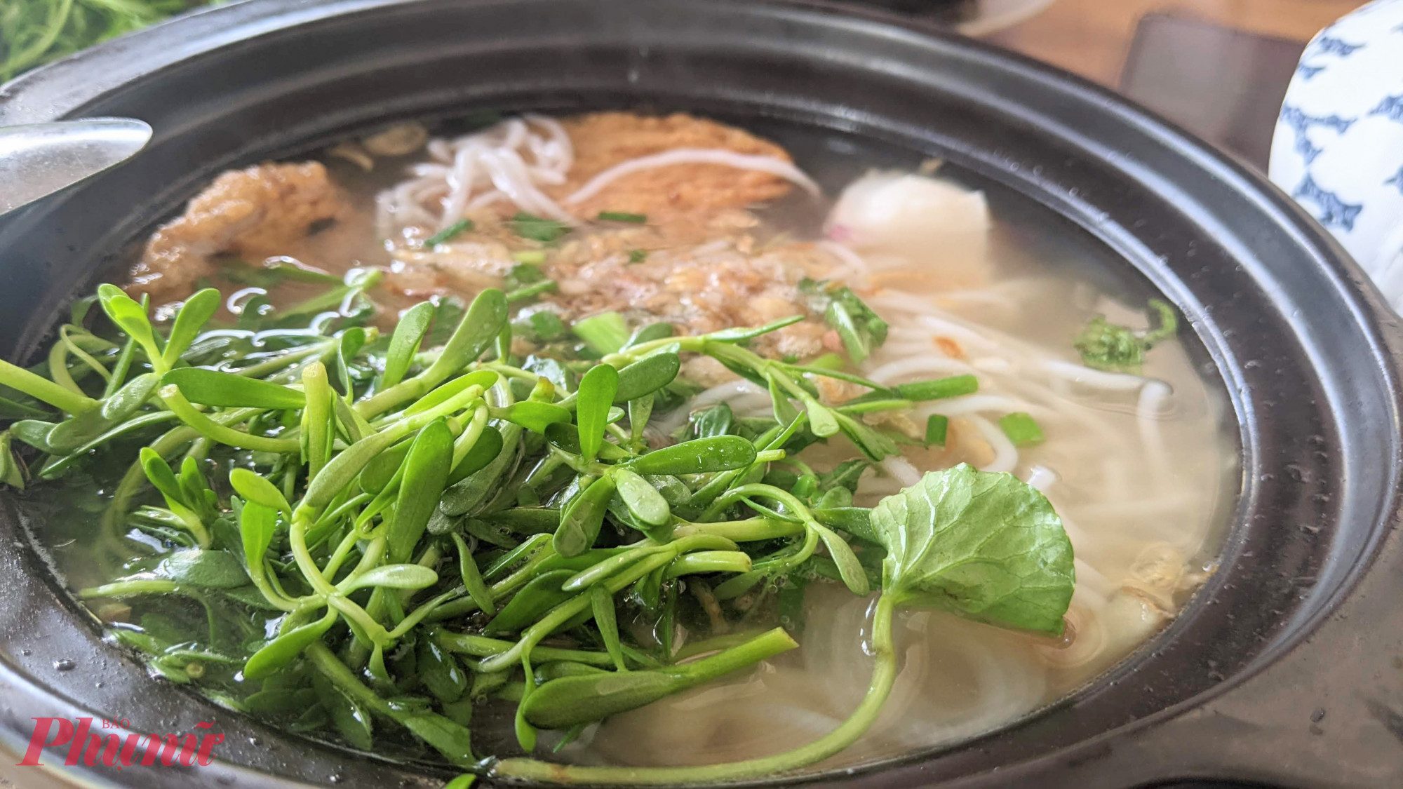 Suất bún cá cùng rau đắng như mảnh ký ức ấm nồng trong thố đất khói bay
