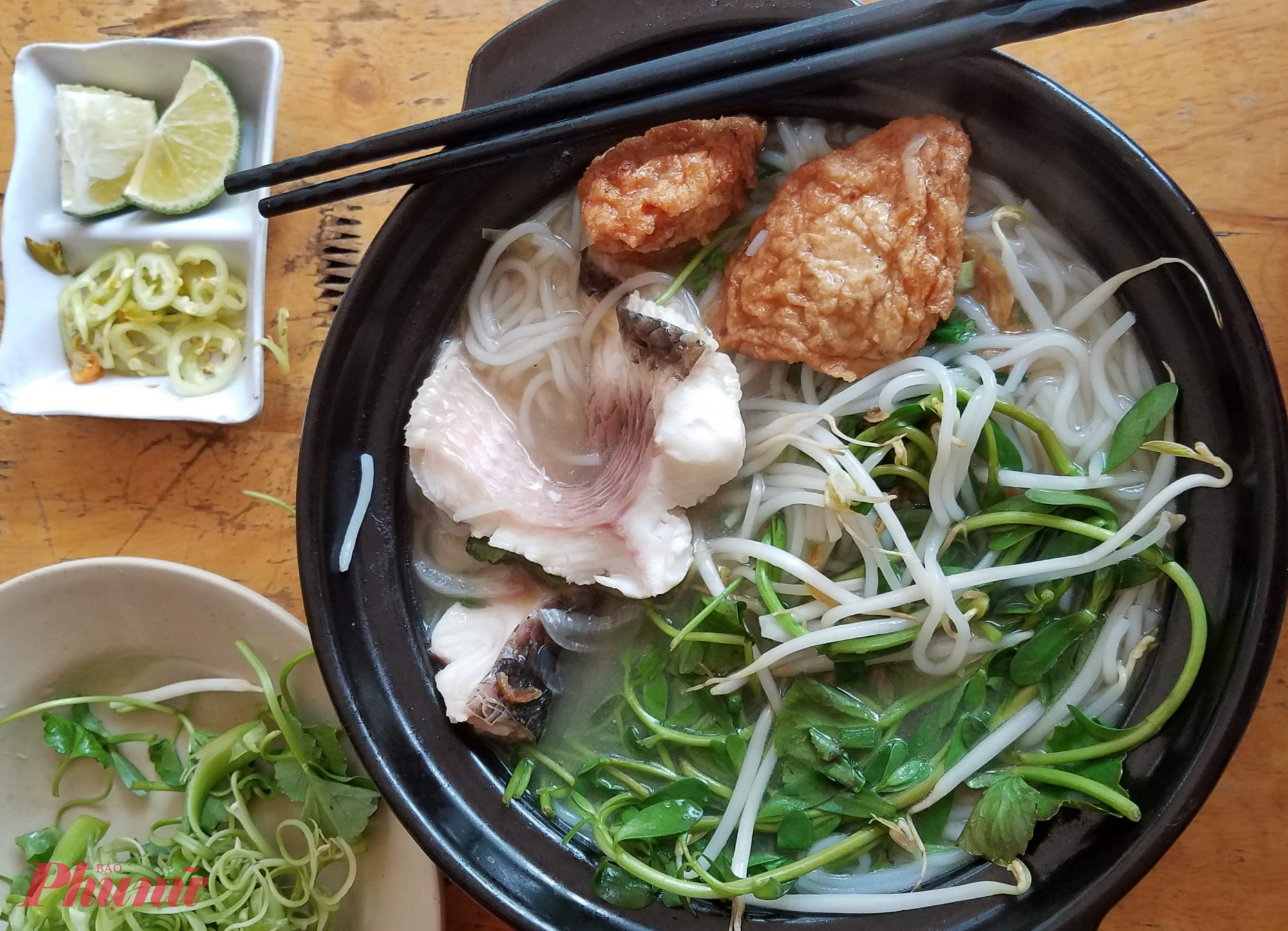 Nhiều năm nay, tô bún cá bình dị này luôn khiến tôi tìm đến mỗi khi đặt chân đến TPHCM