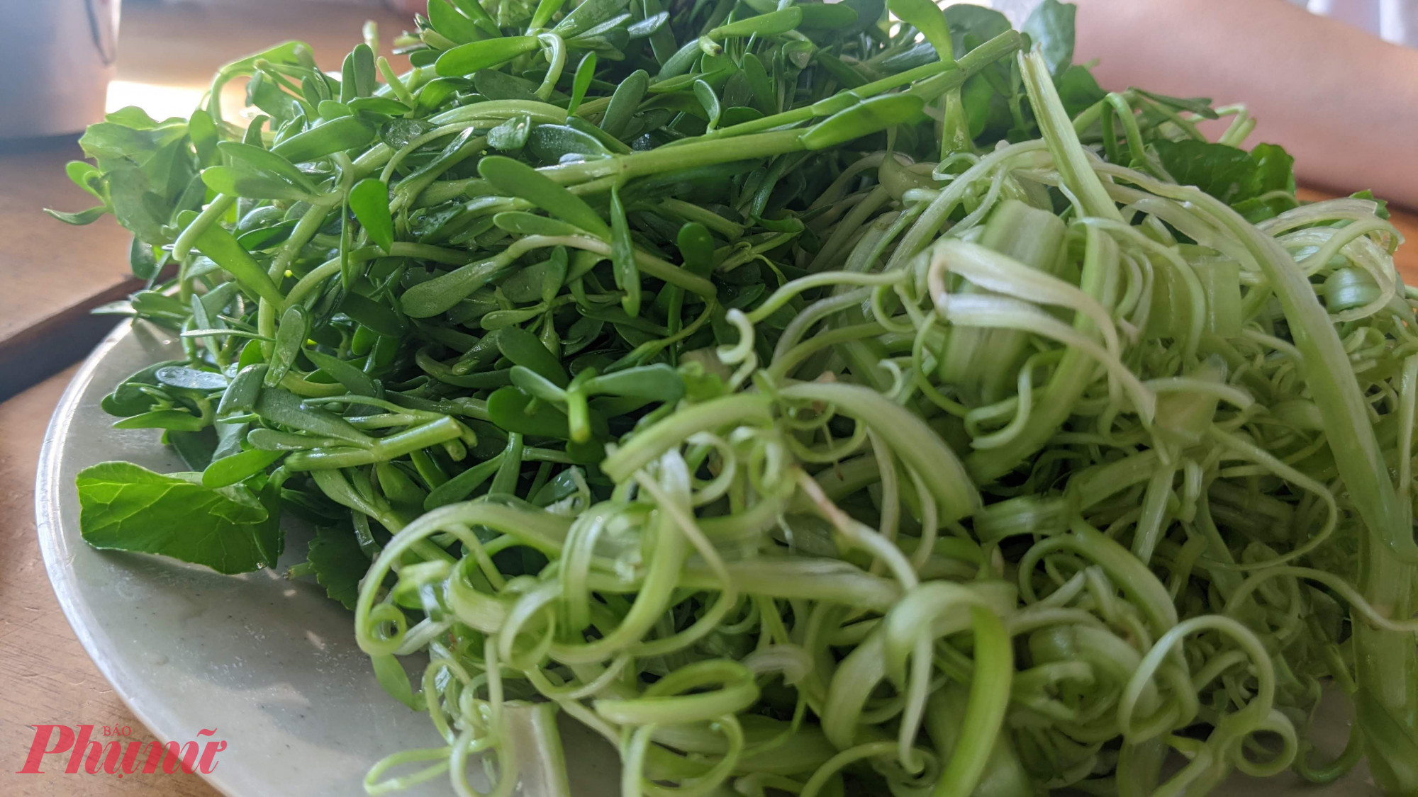 Rau đắng và muống bào là hai loại rau không thể thiếu