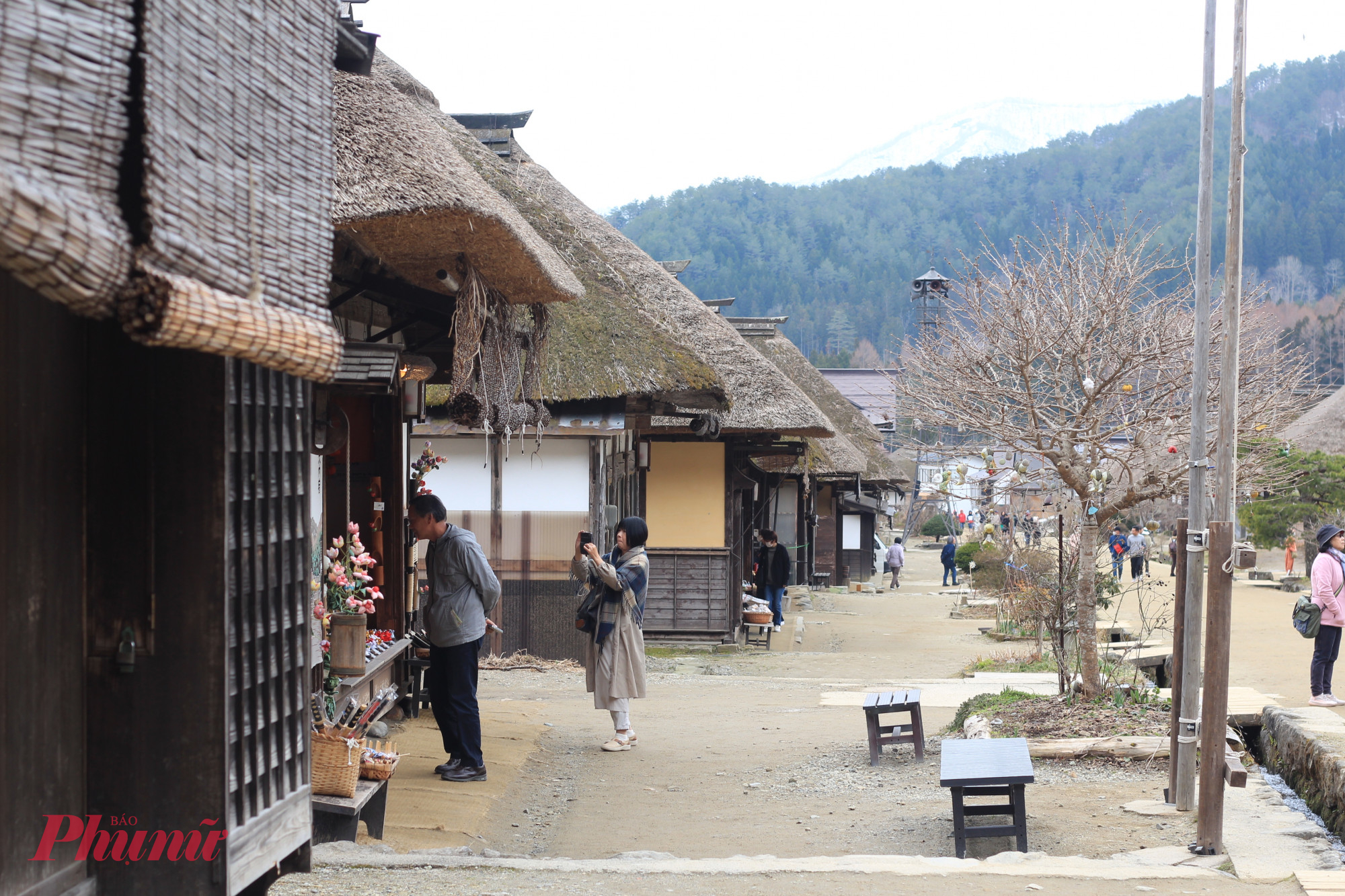 3. Làng cổ Ouchijuku – Hơi thở thời Edo: Từng là trạm dừng chân trên tuyến đường Aizu-Nishi thời Edo (1603–1868), làng cổ Ouchijuku vẫn giữ nguyên nét mộc mạc với những ngôi nhà mái tranh dày, tường đất và lối đi lát đá