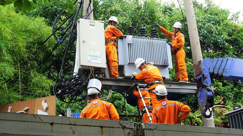 Đoàn thanh niên ngành điện phát tờ cẩm nang sử dụng điện an toàn đến hộ gia đình - Ảnh: EVNHCMC