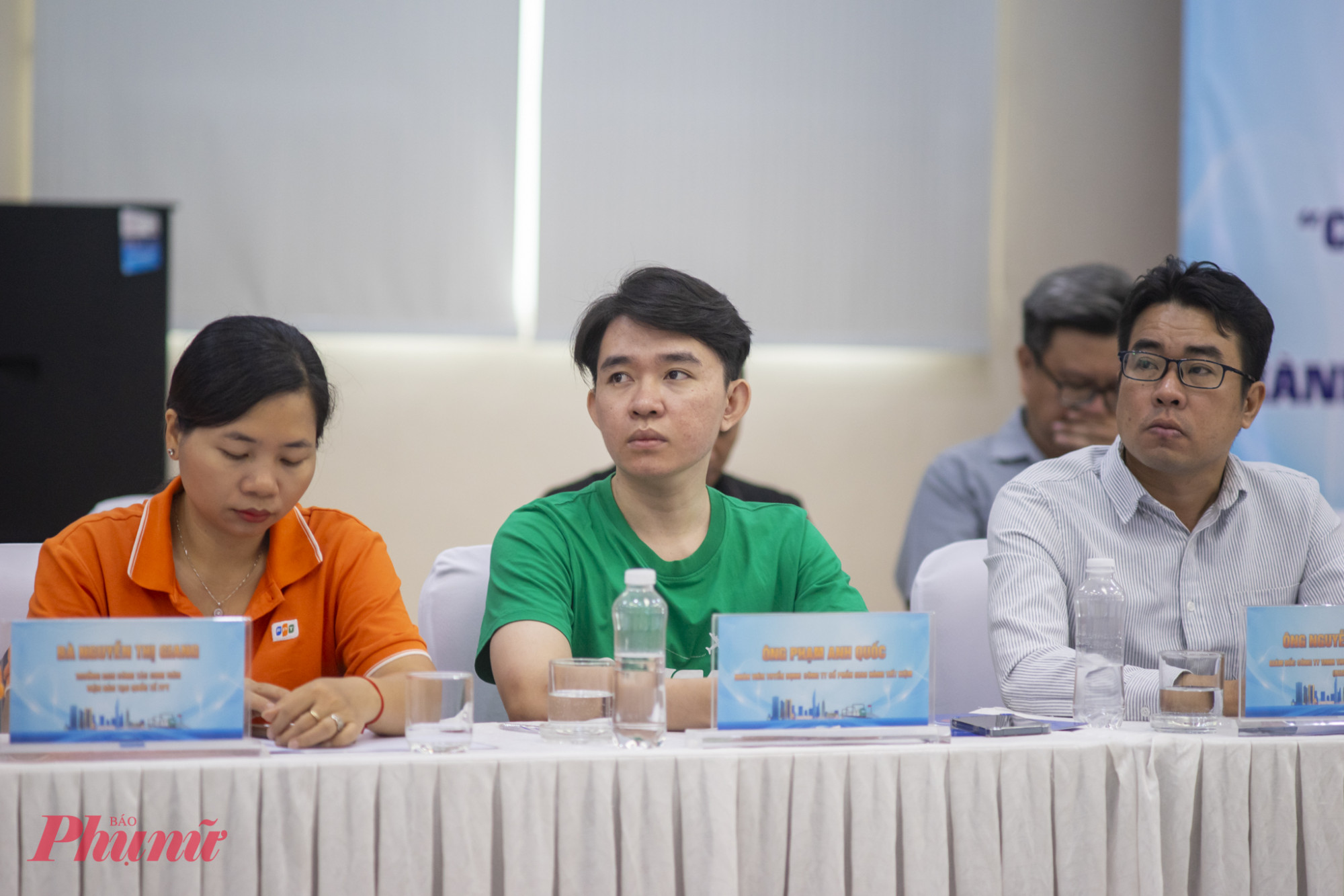 Đại diện các sở ban ngành, doanh nghiệp, cơ sở đào tạo tham gia tọa đàm “Lao động trẻ - Khát vọng phát triển thành phố” - Ảnh: Nguyễn Loan