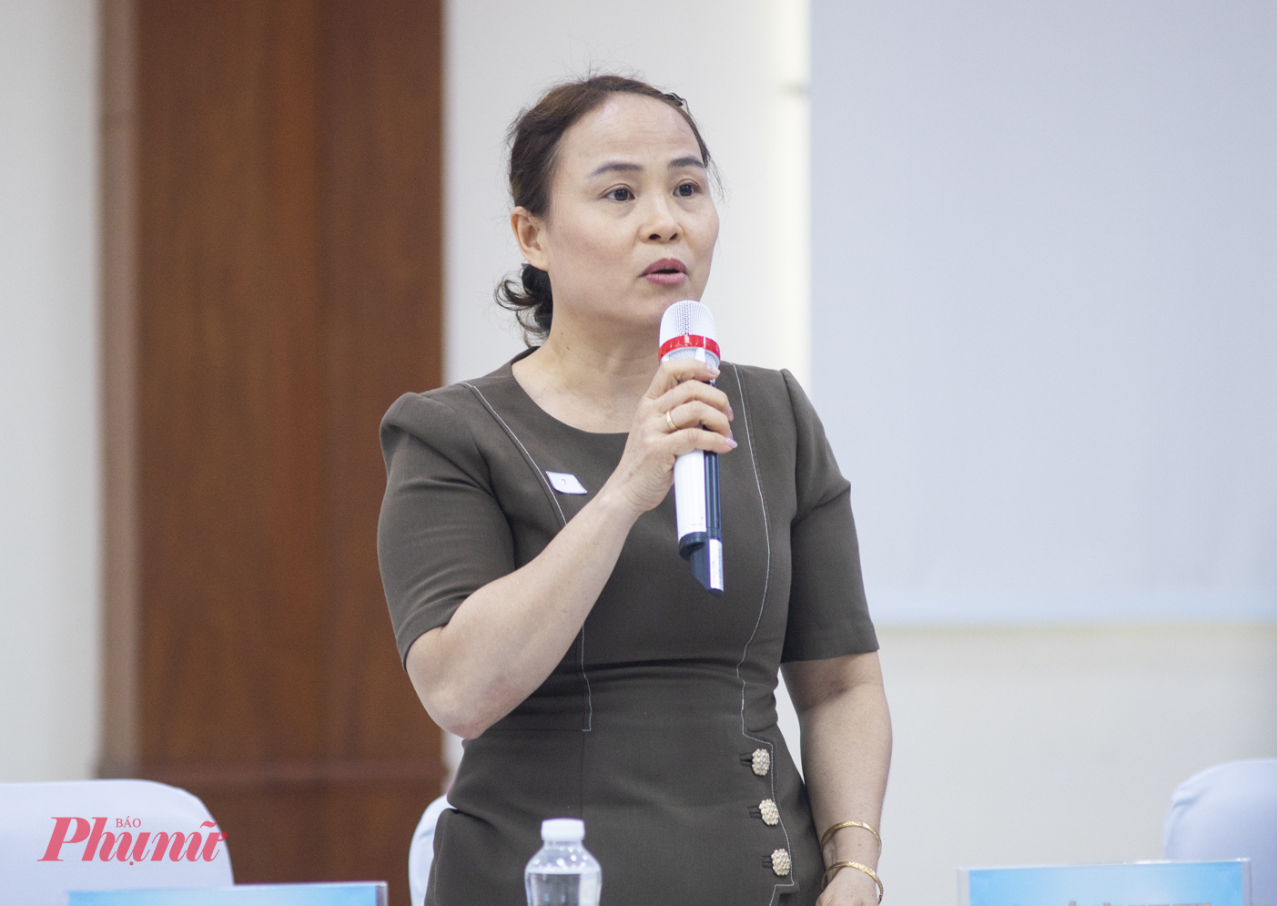 bà Nguyễn Văn Hạnh Thục - Giám đốc Trung tâm Dịch vụ việc làm thành phố cho biết, từ đầu năm tới nay, Trung tâm đã tiếp nhận 43.000 hồ sơ đăng ký hưởng trợ cấp thất nghiệp - Ảnh: Nguyễn Loan