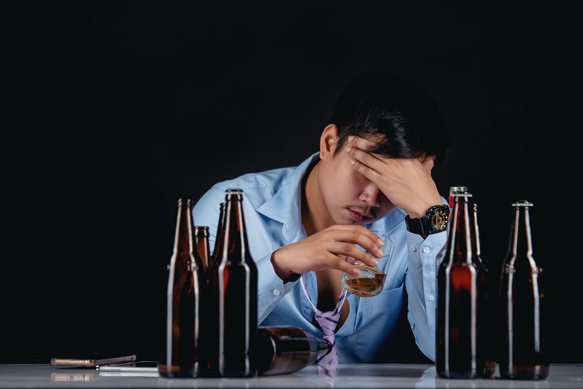 Rượu bia là thức uống đầy mị lực nhưng cũng lắm phiền toái (ảnh Freepik)