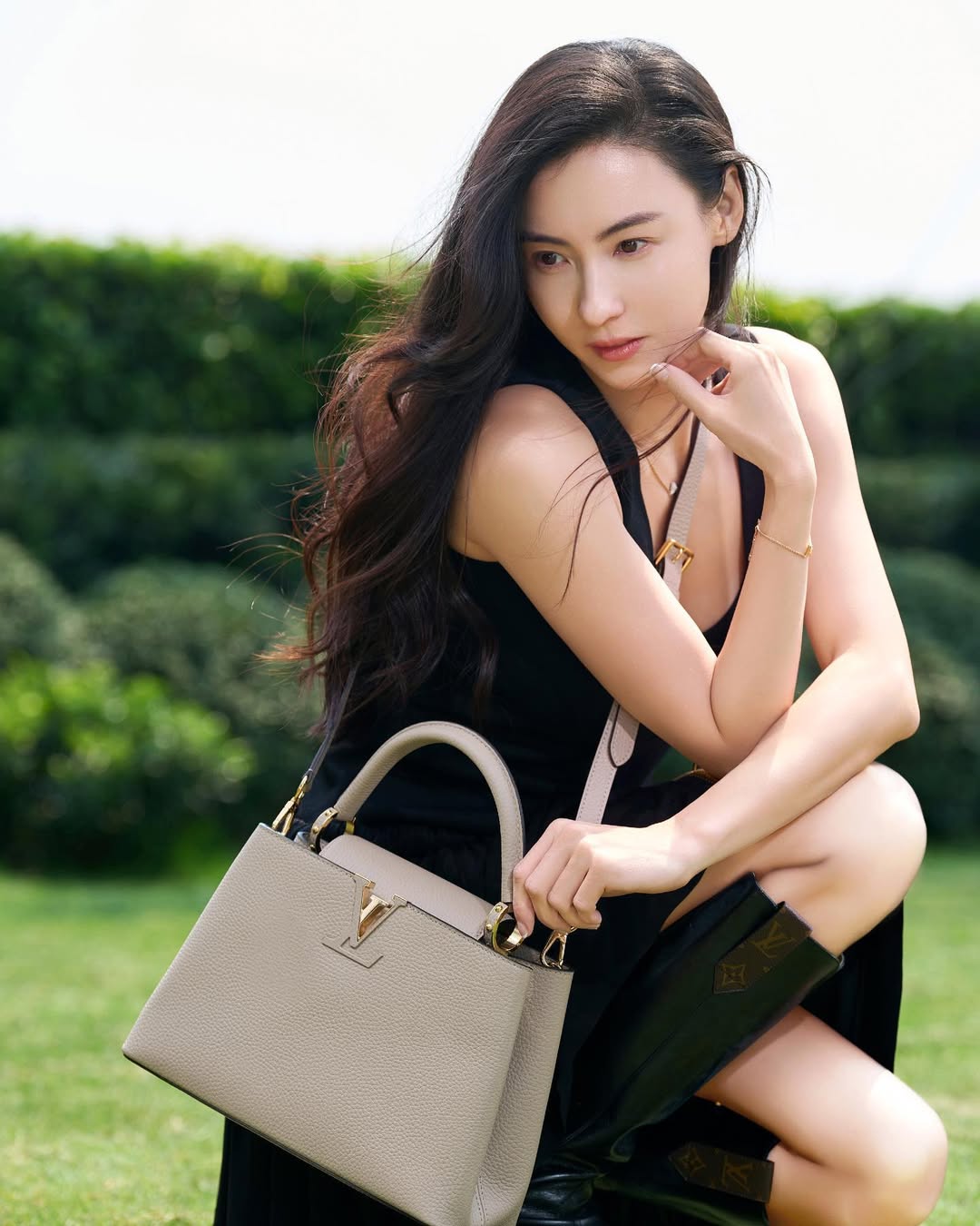 Trương Bá Chi được các nhà mốt quốc tế đánh giá cao ở thần thái sang chảnh, sự chuyên nghiệp. Vì vậy, cô luôn được lòng các thương hiệu nổi tiếng, xuất hiện nhiều trong các chiến dịch quảng bá của hãng.