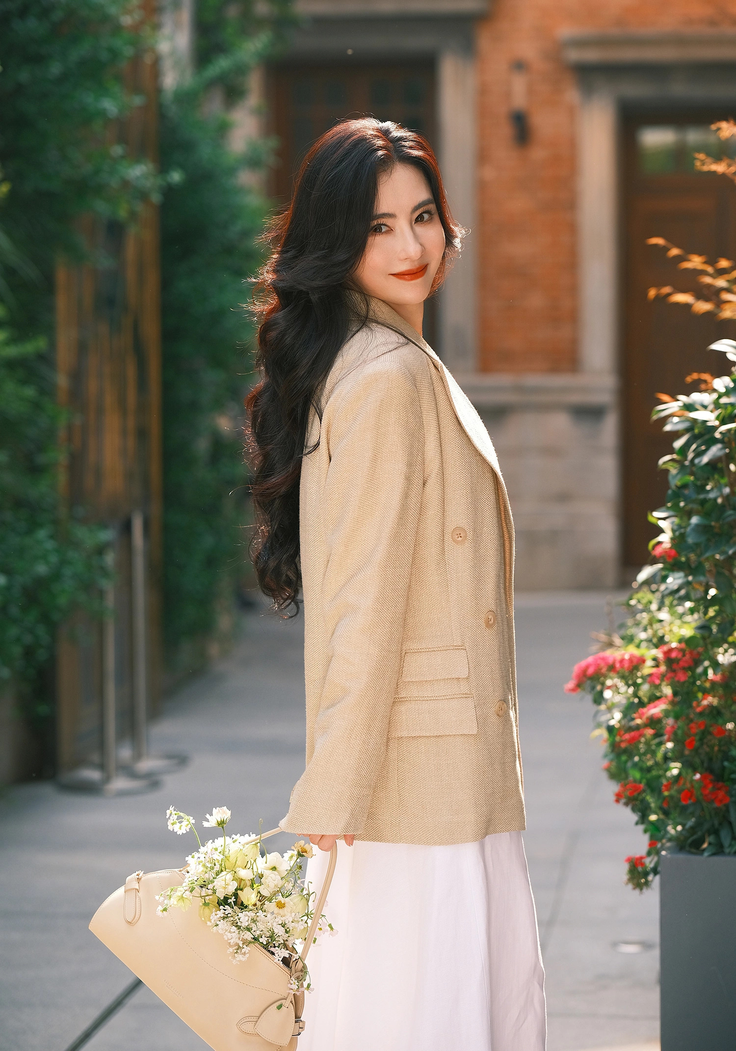 Từ những năm đầu sự nghiệp, Trương Bá Chi đã định hình hình ảnh “nàng thơ điện ảnh” với lối ăn mặc mang hơi hướng minimalism Á Đông: áo sơ mi trắng, váy liền nữ tính, tông màu nhã nhặn như trắng, be, pastel… Cô thường xuyên xuất hiện với các thiết kế nhẹ nhàng, không quá cầu kỳ, nhưng luôn được cắt may khéo léo để tôn dáng.