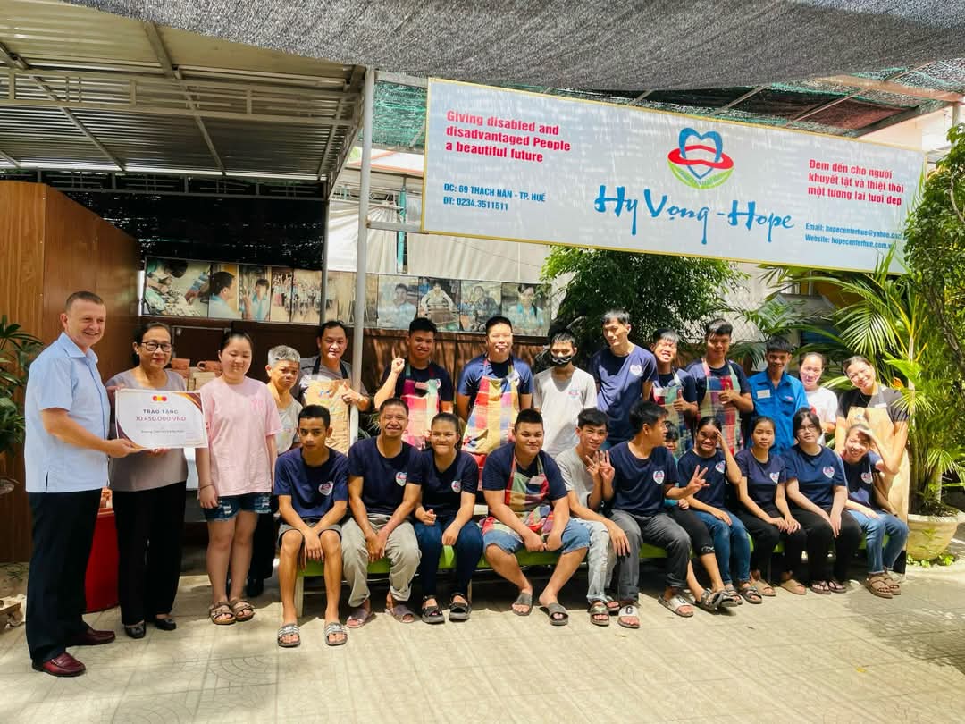 Nhân viên của Trung tâm Hy vọng Huế là những người có hoàn cảnh đặc biệt (Ảnh: Trung tâm Hy vọng Huế)