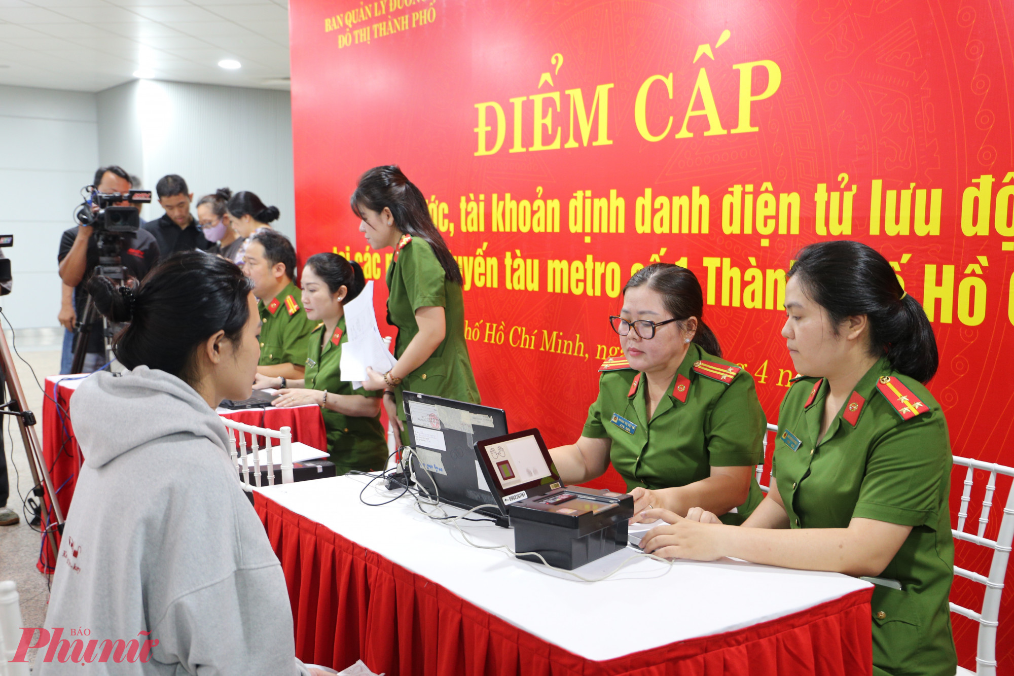 Công an TPHCM cấp tài khoản định danh điện tử mức 2 cho người dân tại ga Metro - Ảnh: Thanh Tâm