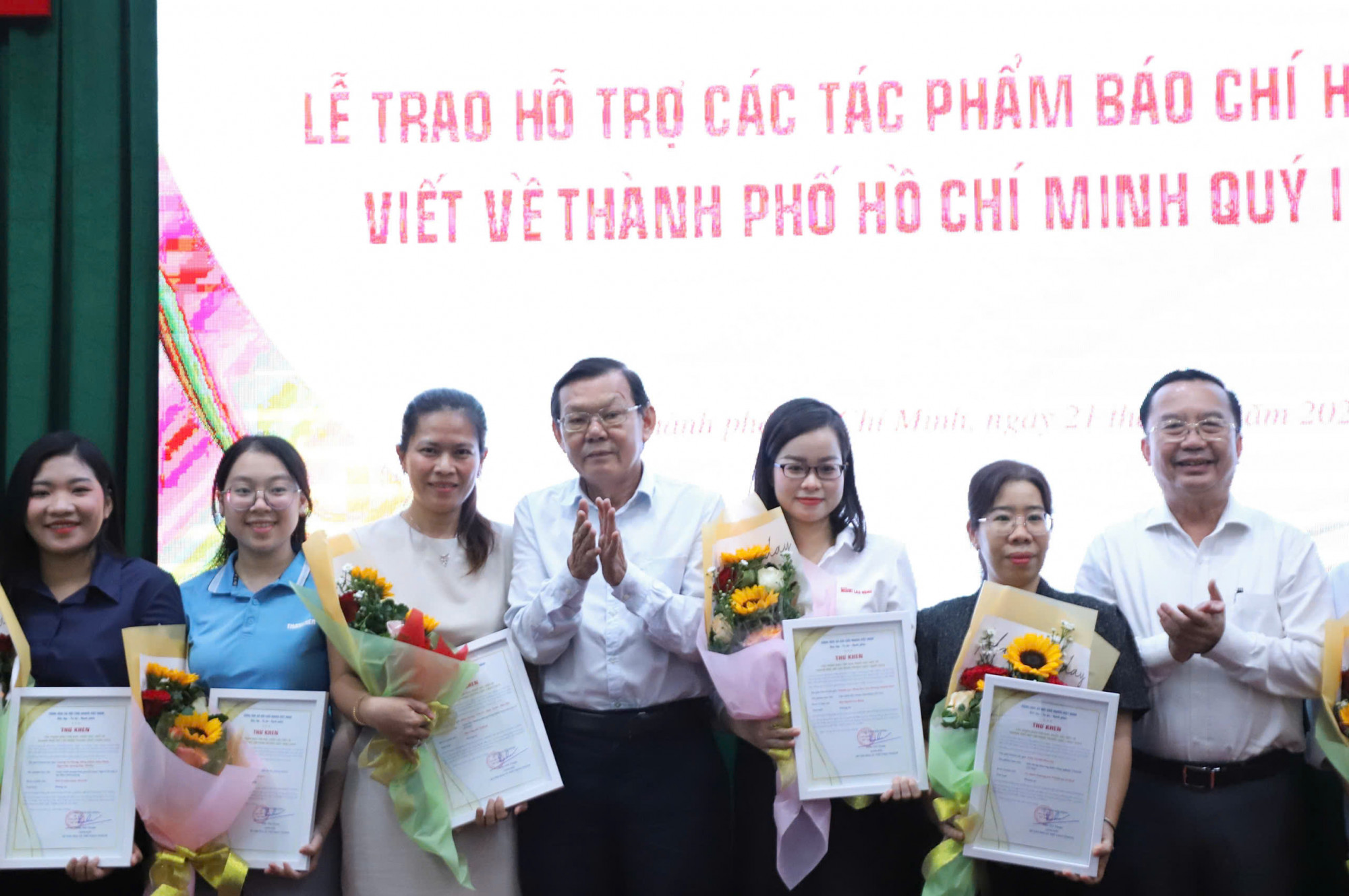 Tác giả Diễm Trang (thứ ba từ trái sang) 