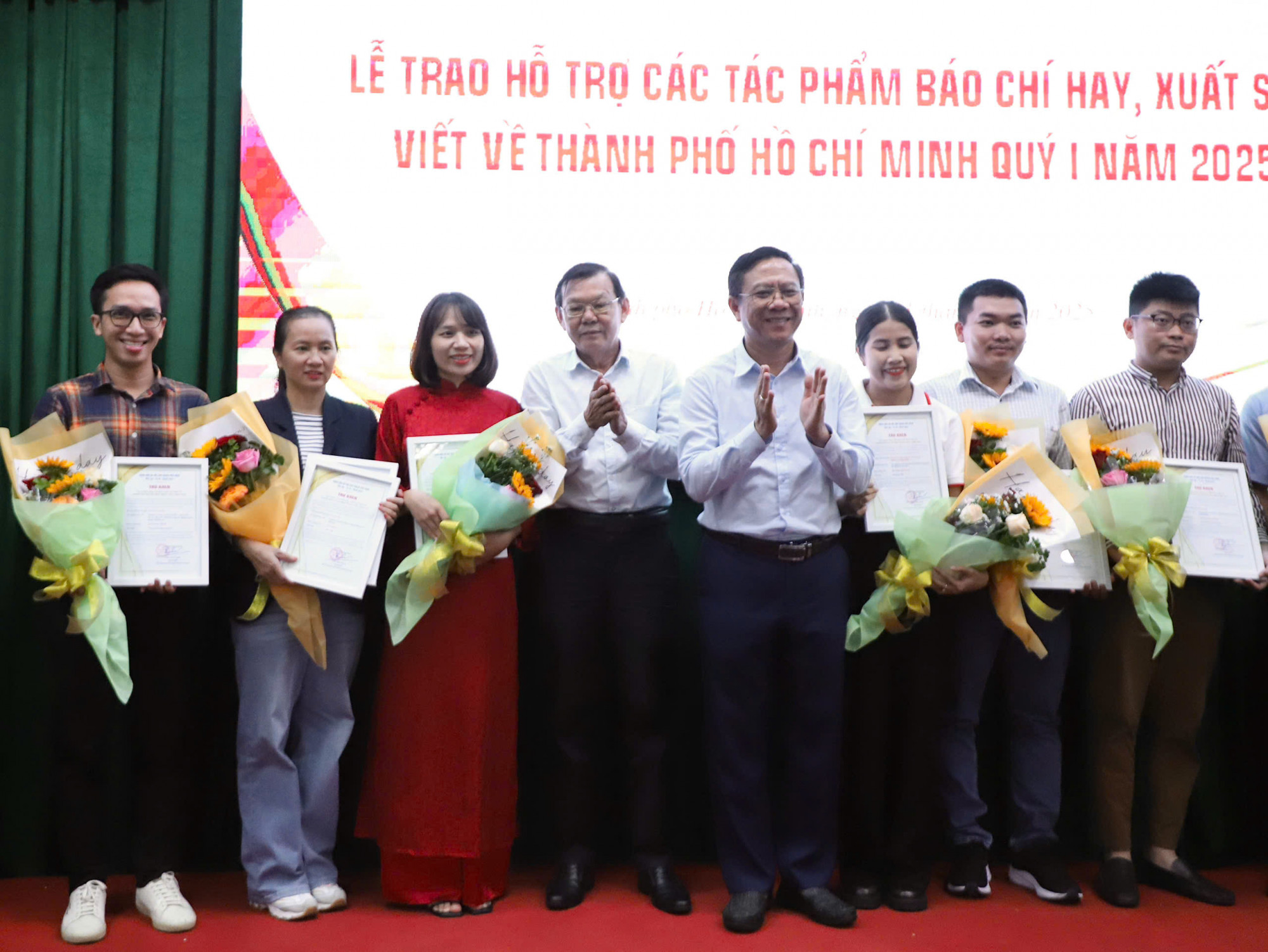 Chủ tịch Hội Nhà Báo Nguyễn Tấn Phong (thứ tư trừ trái sang) và Giám đốc Sở Văn hóa và Thể thao Trần Thế Thuận (