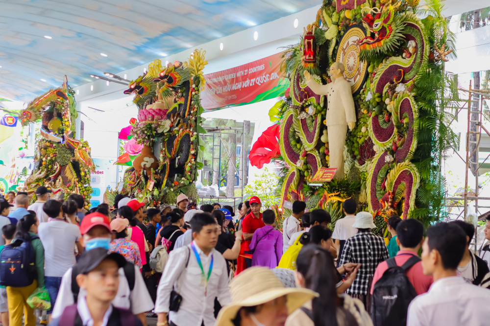 Hội thi tạo hình trái cây trong khuôn khổ Lễ hội trái cây Nam bộ tại KDL Suối Tiên. 