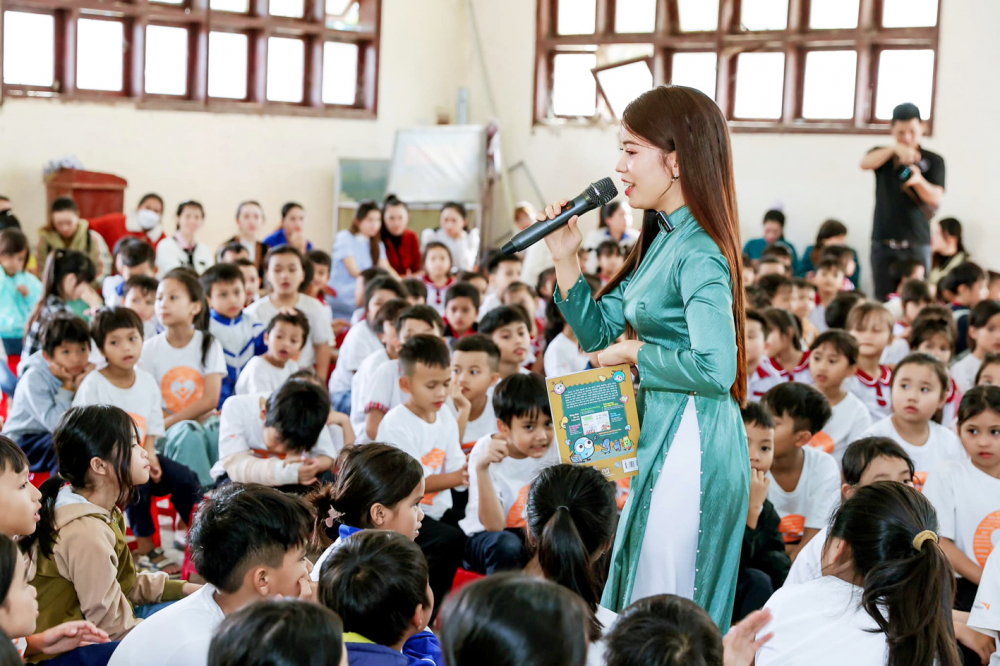 Nữ doanh nhân gen Z và hành trình khởi nghiệp tuổi 16 Võ Thị Mỹ Duyên đồng hành cùng Vinasoy với vai trò đại sứ để chia sẻ kiến thức đến các bạn học sinh trong chuỗi chương trình “Trao dinh dưỡng lành” đến trẻ em vùng sâu ở tỉnh Quảng Ngãi