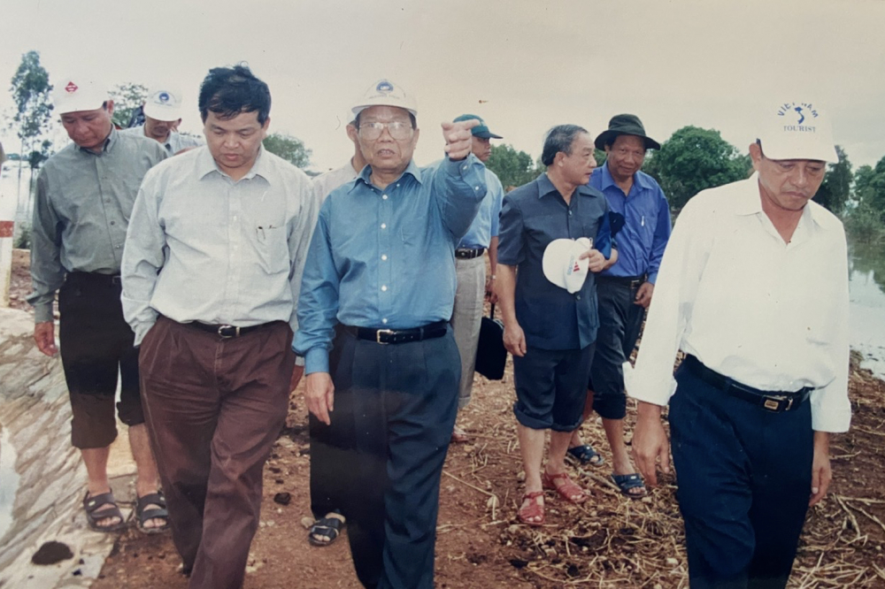 Nguyên Chủ tịch nước Trần Đức Lương - vị lãnh đạo trầm lặng mà sáng ngời Chủ tịch nước Trần Đức Lương cùng đoàn công tác khảo sát trận lũ lịch sử năm 2000 ở đồng bằng sông Cửu Long - Ảnh do tác giả cung cấp