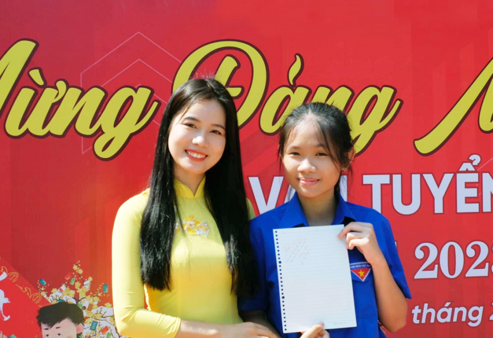 Nữ doanh nhân gen Z và hành trình khởi nghiệp tuổi 16 Doanh nhân Võ Thị Mỹ Duyên (bìa trái) là gương mặt quen thuộc trong các chương trình định hướng nghề nghiệp cho học sinh, sinh viên hiện nay