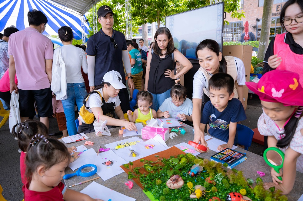Trẻ em hào hứng tham gia các hoạt động trải nghiệm tại Ngày hội Phú Mỹ Hưng - Hướng về trẻ em năm 2024 - Ảnh: Phú Mỹ Hưng