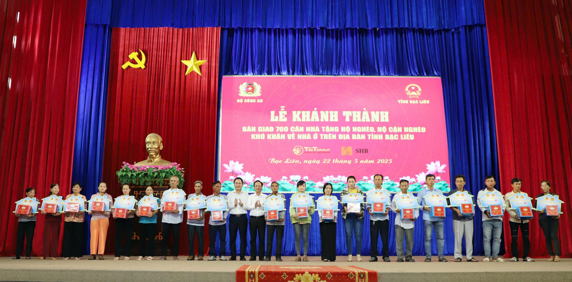 Lãnh đạo Bộ Công an và Tỉnh Bạc Liêu trao bảng tượng trưng căn nhà và quà của  tặng các hộ gia đình khó khăn về nhà ở.