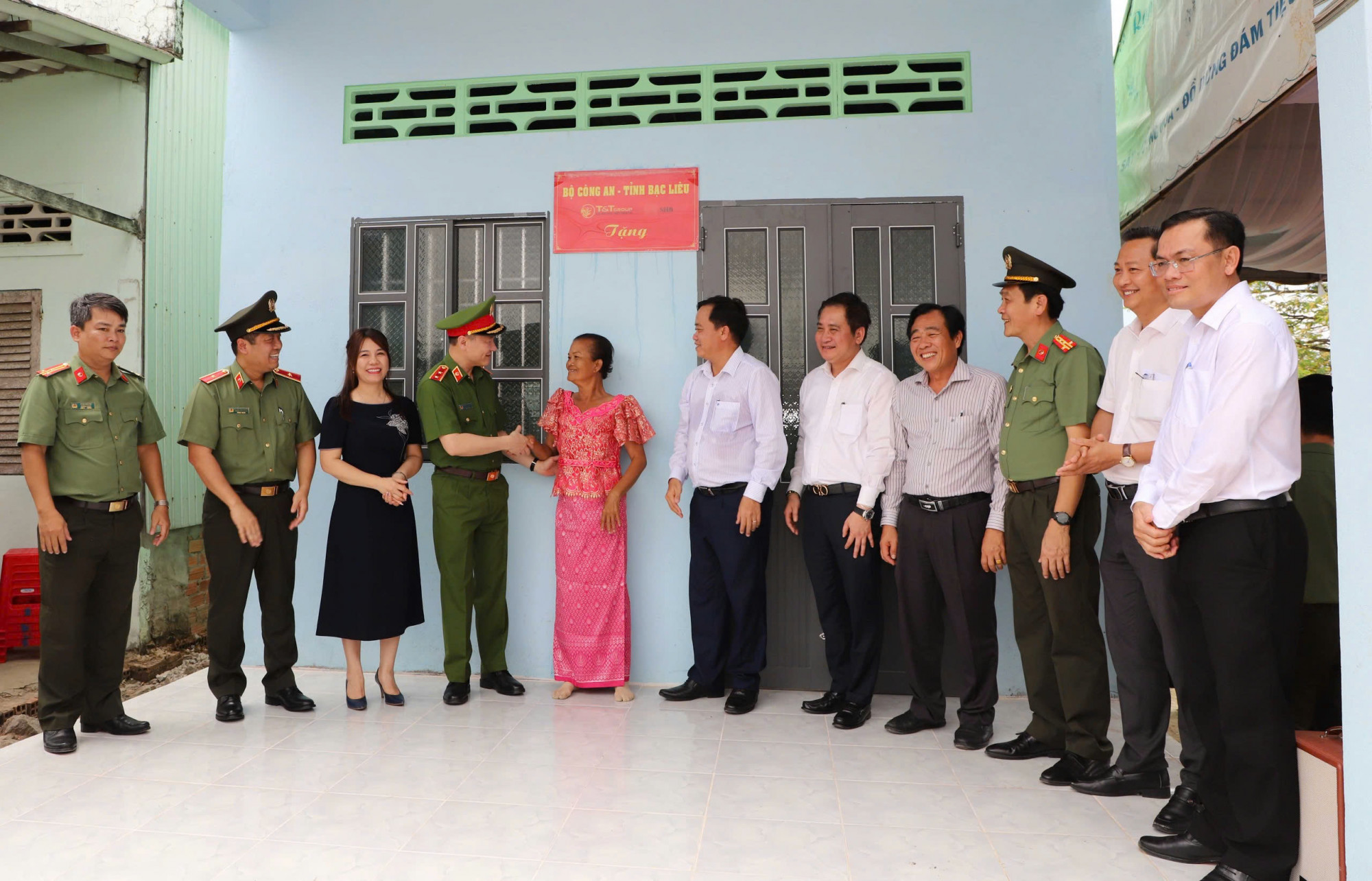 Lãnh đạo Bộ Công an và tỉnh Bạc Liêu thực hiện nghi thức khánh thành, bàn giao căn nhà cho người dân ở Bạc Liêu