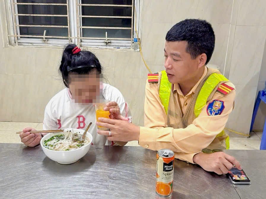 Thời điểm phát hiện cháu, trời đã tối, tình huống trên tiềm ẩn nguy cơ tai nạn giao thông rất cao. Ảnh: Công an cung cấp.