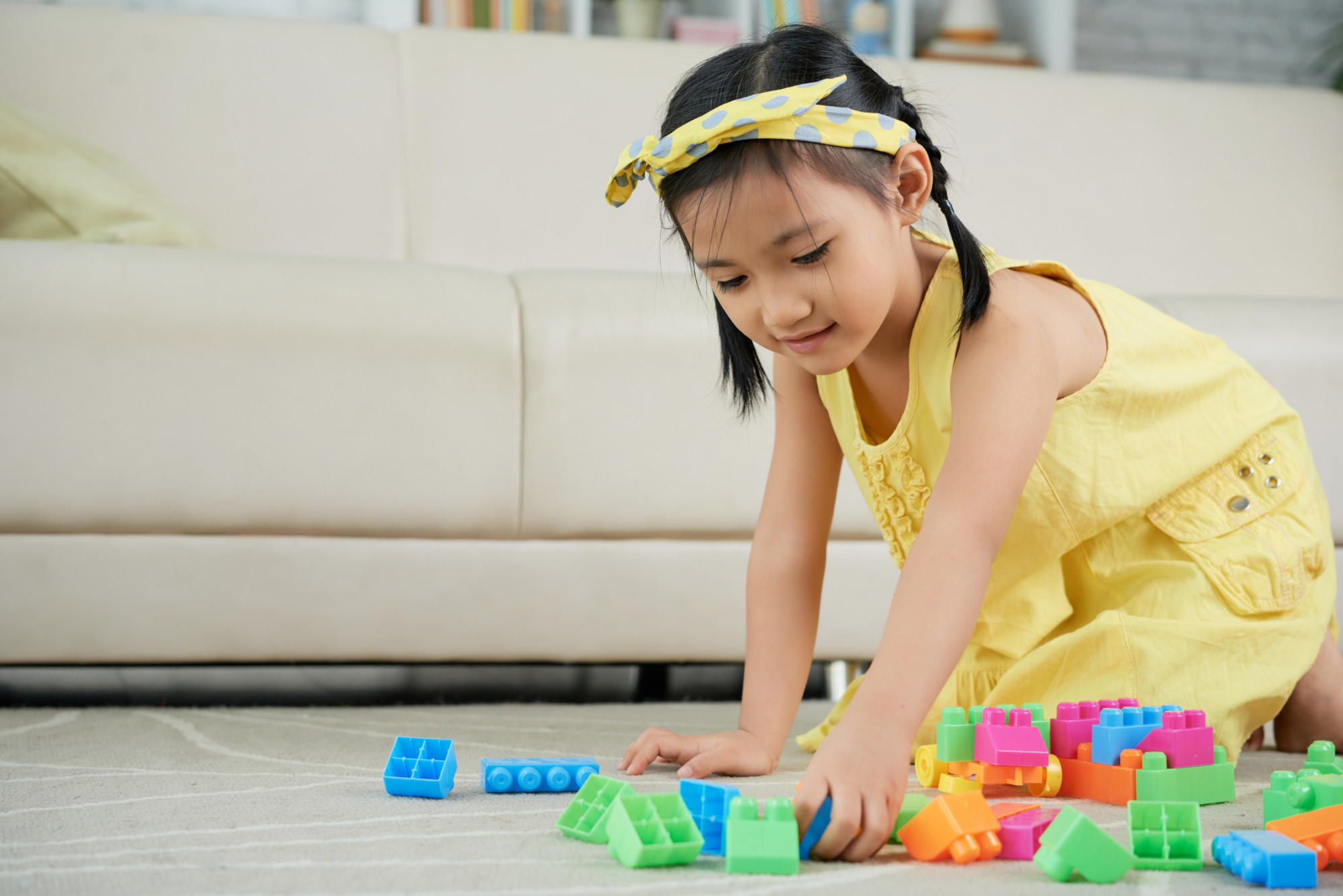 Trẻ nhỏ rất hiếu động, tò mò, ưa khám phá nhưng chưa nhận thức được sự nguy hiểm. Chính vì thế, tai nạn bị hóc dị vật rất dễ xảy ra (ảnh Freepik)