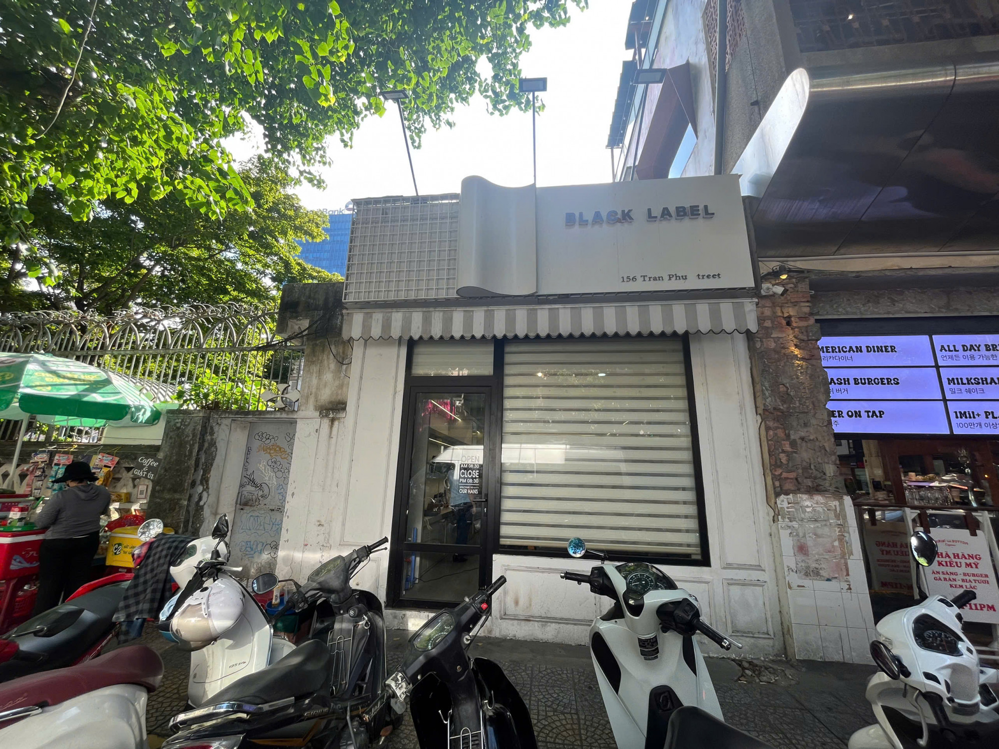 Black Label Shop kéo rèm để tránh sự chú ý của lực lượng chức năng