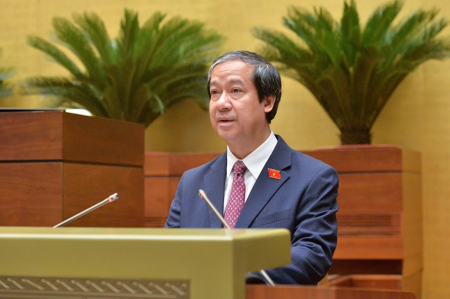 Bộ trưởng Nguyễn Kim Sơn trình bày dự thảo Nghị quyết, sáng 22/5 - ảnh: Media Quốc hội