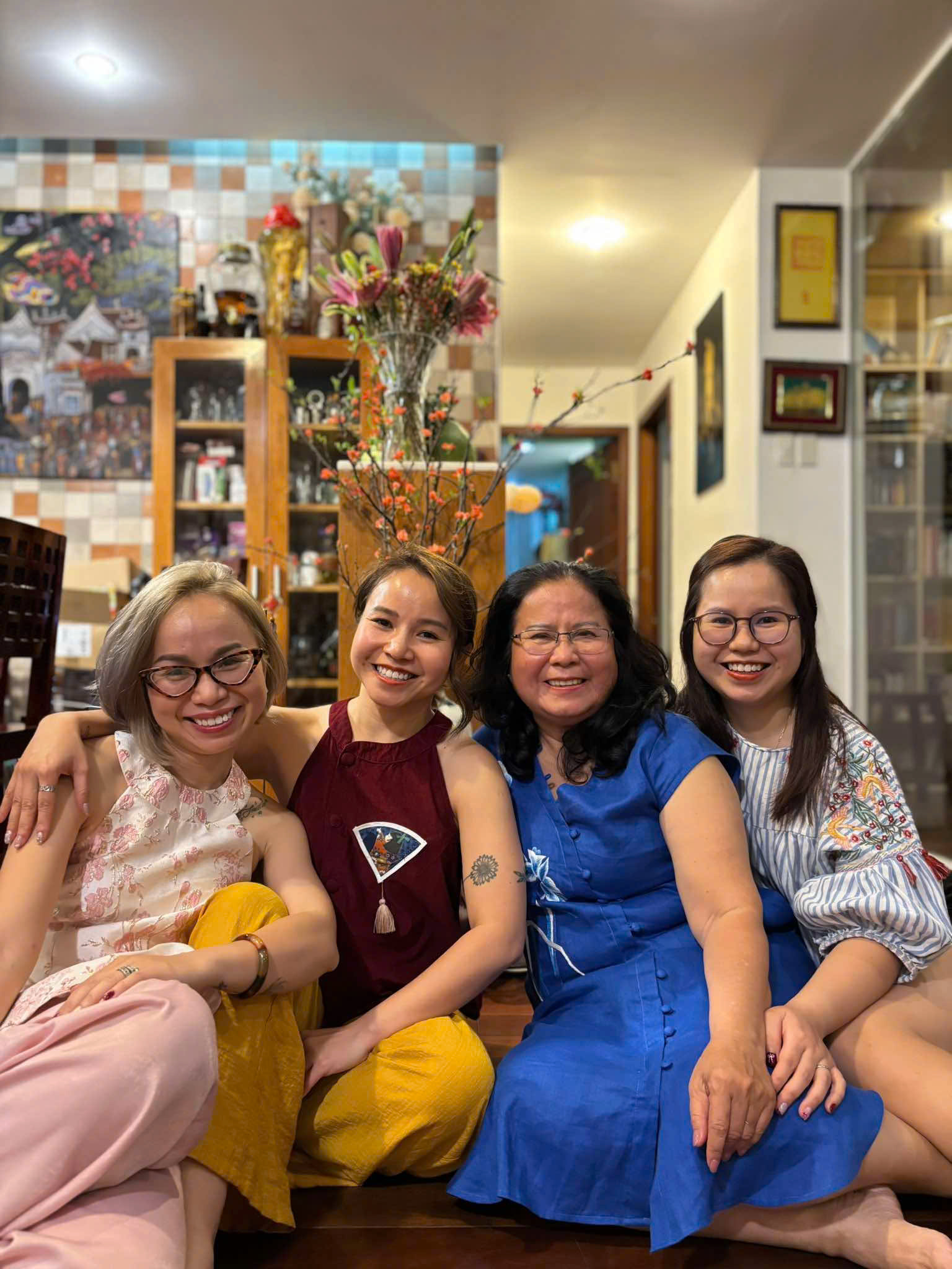 Hãy "thành nhân rồi mới thành tài" Chị Đồng Lê Quỳnh Hương (bìa trái) chụp cùng mẹ và 2 em - Ảnh do nhân vật cung cấp