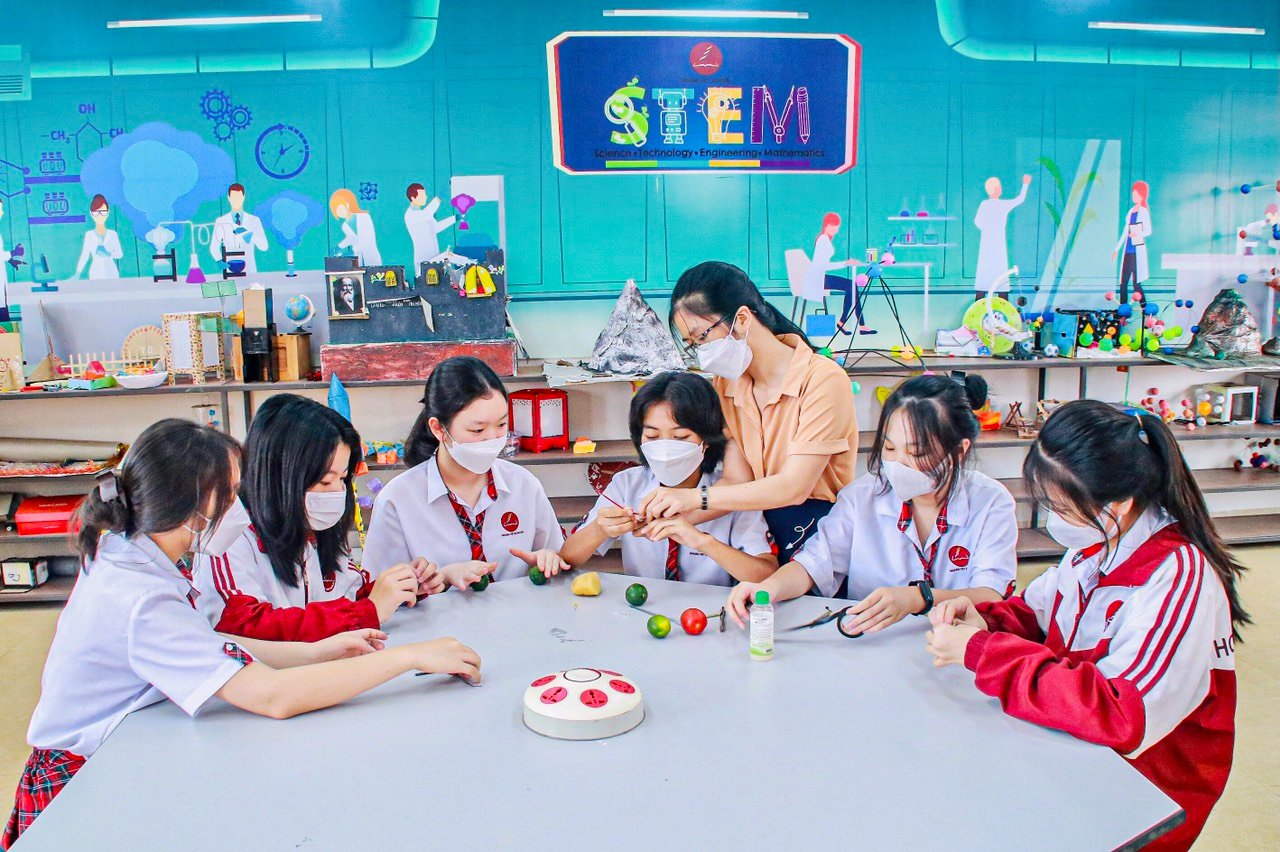 Giờ học STEM của học sinh Trường liên cấp Hoàng Việt, Đăk Lăk. Ảnh minh họa