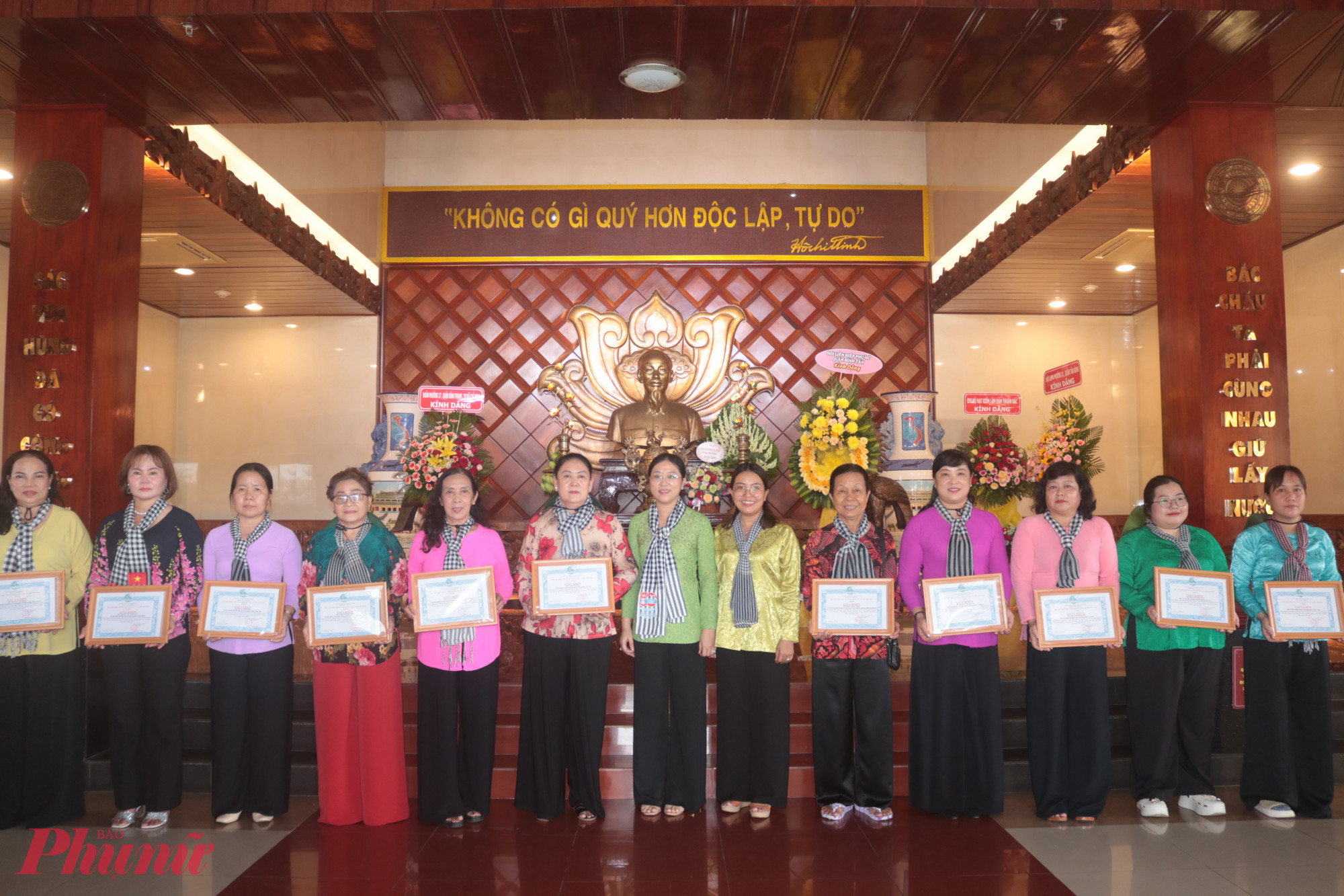 Hội LHPN quận Bình Tân biểu dương, khen thưởng các tập thể, cá nhân điển hình “học và làm theo Bác”.