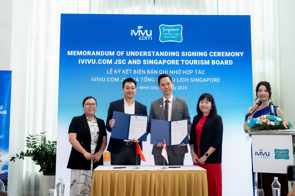Ông Nguyễn Trung Công - CEO iVIVU (bên trái) ký kết hợp tác chiến lược đại diện Tổng cục Du lịch Singapore - ông Terrence Voon (bên phải) - Ảnh: iVIVU.com