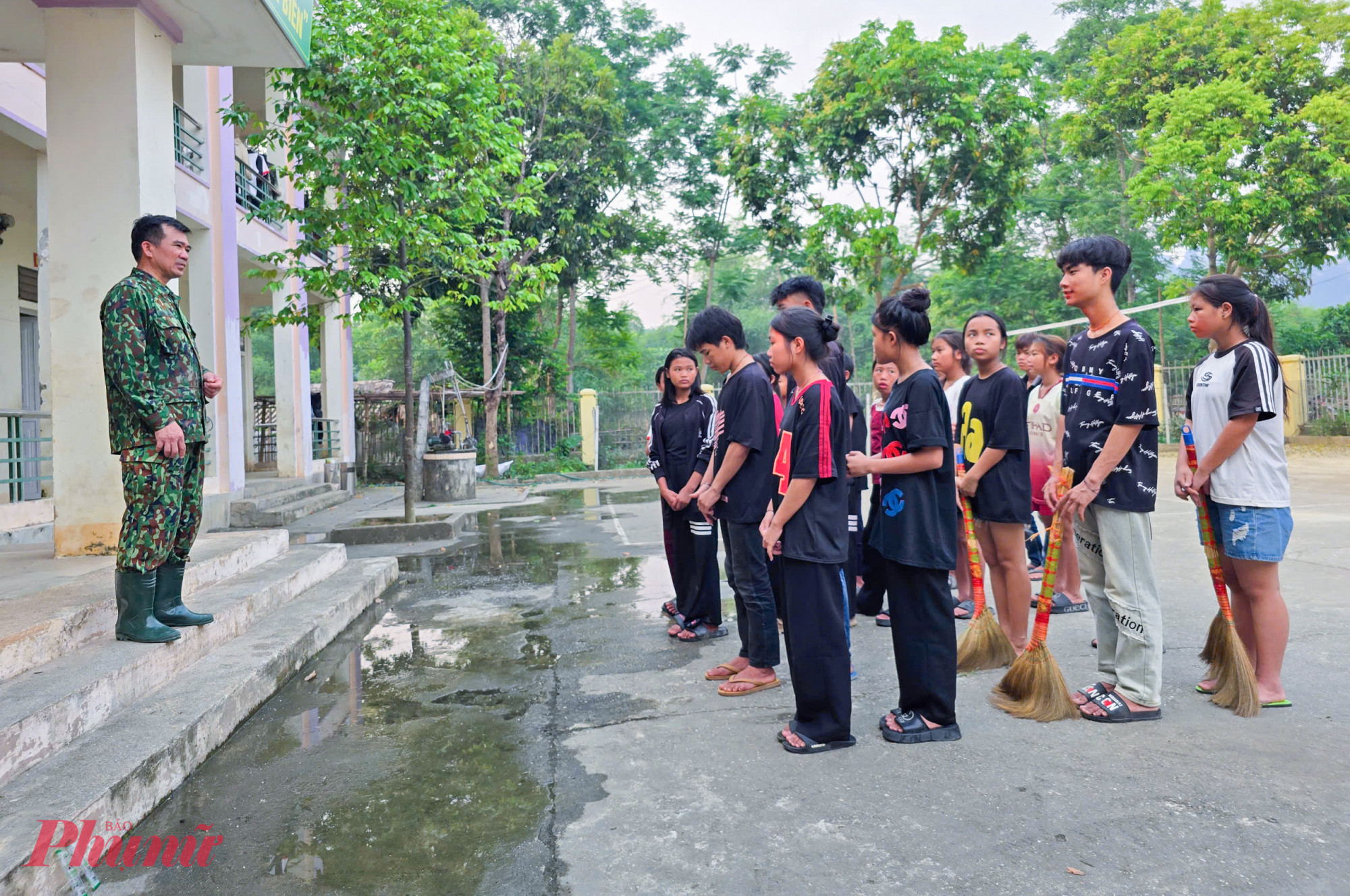 Thiếu tá Nguyễn Văn Thắm - thành viên tổ công tác “Đồng hành cùng ký túc xá vùng biên” - cho biết, học sinh đưa vào nền nếp sinh hoạt như bộ đội. Buổi sáng, các em được gọi dậy tập thể dục bằng hiệu lệnh còi; hướng dẫn gấp chăn màn; vệ sinh nhà cửa, cá nhân; chuẩn bị sách vở, ăn sáng sau đó tập trung đến trường học tập. Buổi trưa đi học về, duy trì thời gian ăn, ngủ và buổi chiều lên lớp học tập.