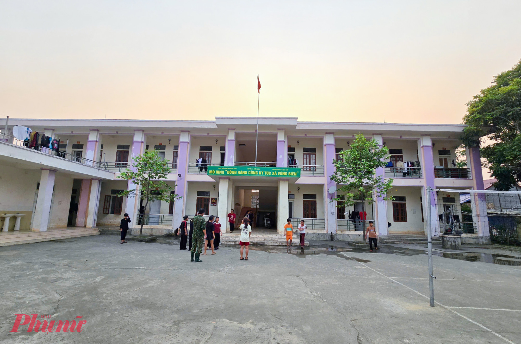 Để giúp đỡ học sinh Đan Lai, năm 2018, các cơ quan, ban ngành, địa phương đã quan tâm xây dựng khu nội trú riêng để các em ổn định chỗ ở đi học. Tuy nhiên, do không phải là Trường Dân tộc nội trú, nên các thầy cô giáo và nhà trường cũng gặp nhiều khó khăn trong tổ chức quản lý học sinh. 