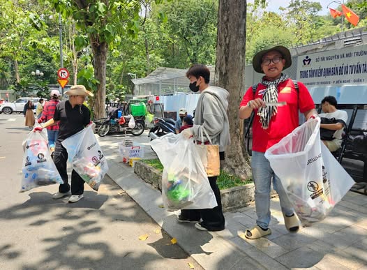 Hình ảnh  mọi  người  cùng  nhau  thu  gom  rác  sau  lễ  duyệt  binh  ngày 30/4/2025 khiến  tôi  thấy  lònh  mình  ấm  áp  với  niềm  tin sự tử tế vẫn luôn hiện diện quanh ta mỗi ngày. Ảnh: Internet