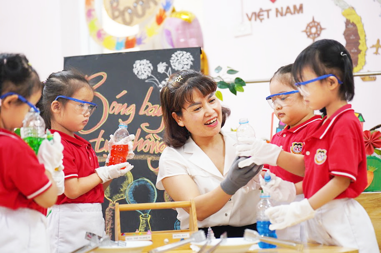 Miễn học phí phải đi liền với nâng chất lượng giáo dục Cô và trò tại Trường mầm non Chất lượng cao Việt Triều Hữu nghị (TP Hà Nội) - ẢNH: BẢO KHANG