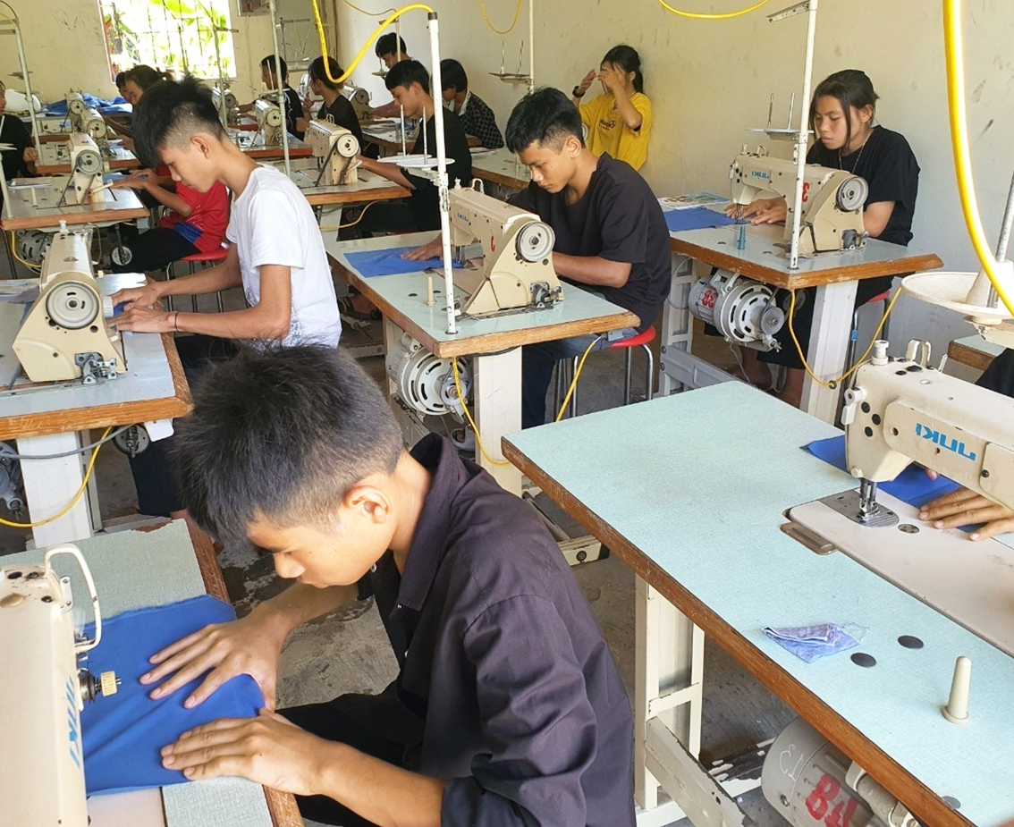 Khóa học nghề may công nghiệp của Trung tâm Giáo dục nghề nghiệp - Giáo dục thường xuyên huyện Tương Dương, tỉnh Nghệ An - Ảnh: Nguyễn Phương