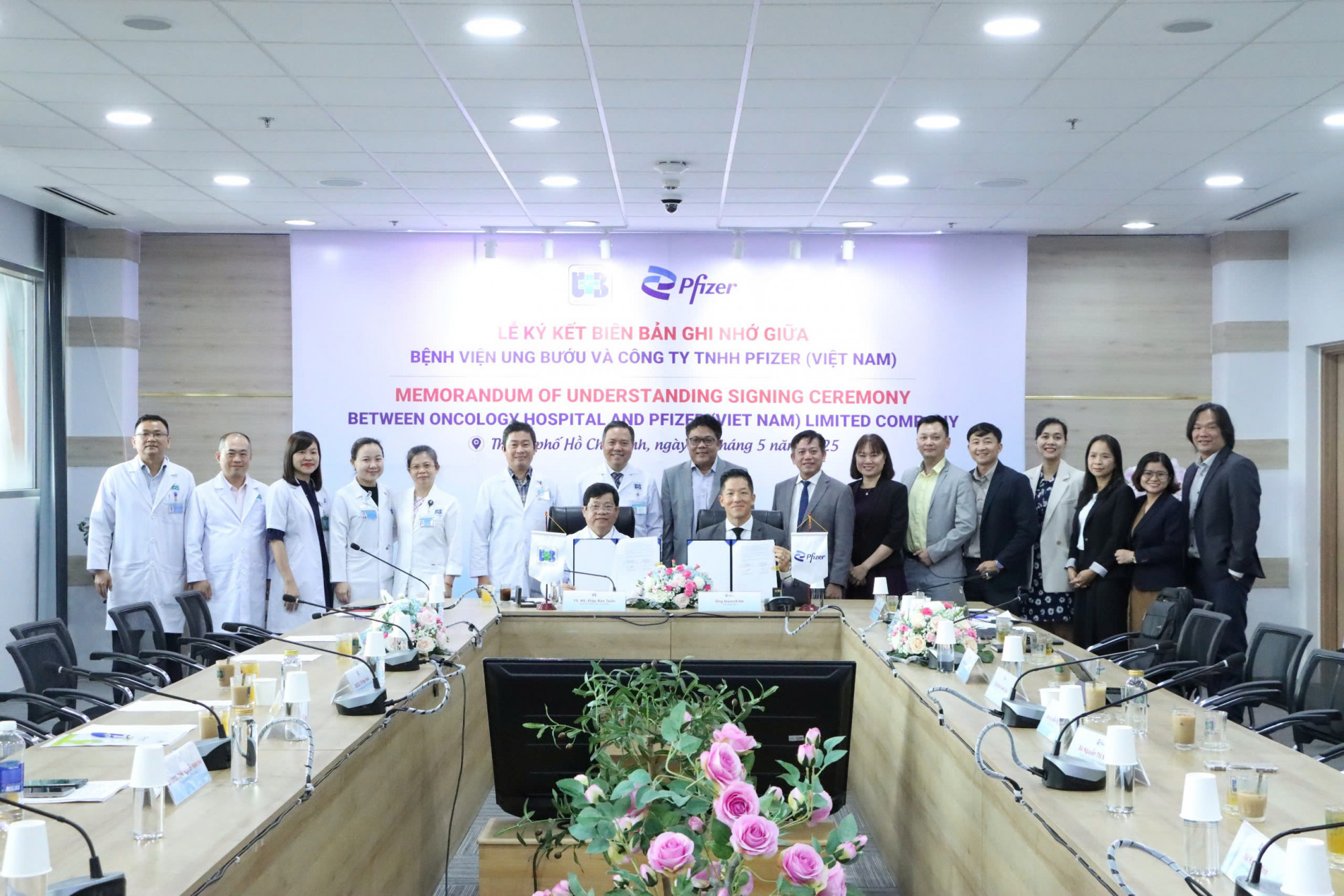 Lễ ký kết Biên bản ghi nhớ tại Bệnh viện Ung Bướu TPHCM - Ảnh: Pfizer Việt Nam