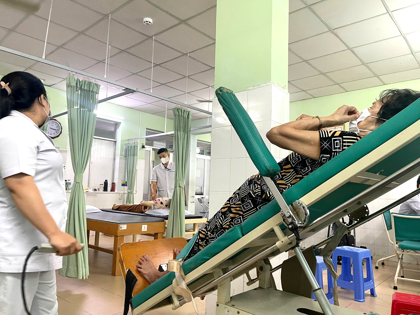 Vào tuổi  hoàng hôn,  bệnh tật  ập đến,  món quà  cha mẹ nhận chỉ còn là thuốc men, sữa, yến  hay những  suất điều trị,  hỗ trợ  sức khỏe  - ẢNH: DHT