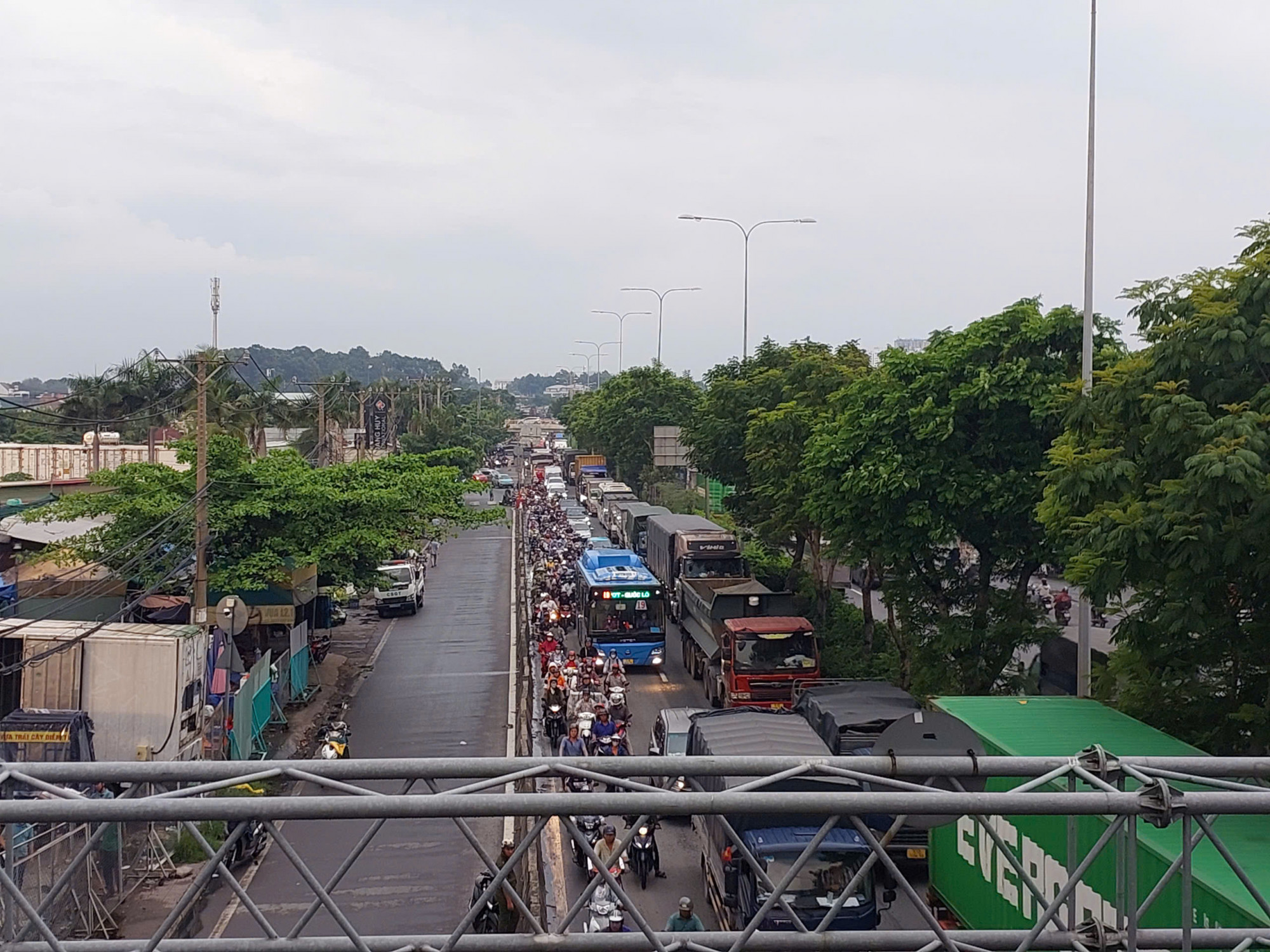 Giao thông qua khu vực gặp khó khăn