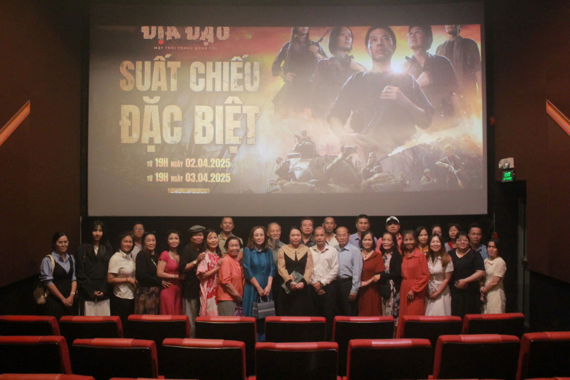 Các đại biểu là người Việt Nam ở nước ngoài TPHCM cùng tham dự suất chiếu đặc biệt bộ phim Địa đạo: Mặt trời trong bóng tối do Ủy ban về người Việt Nam ở nước ngoài TPHCM tổ chức