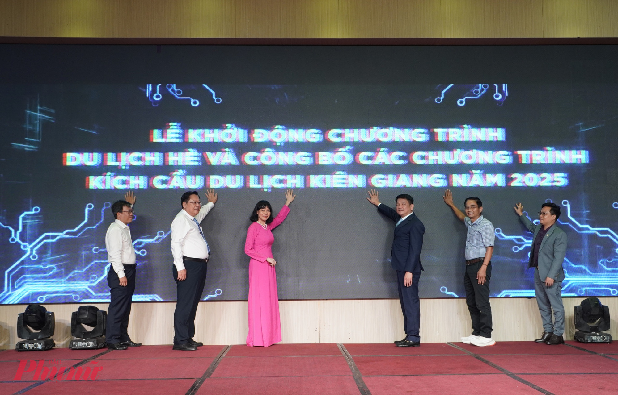 Lãnh đạo Hiệp hội Du lịch Việt Nam và lãnh đạo sở, ngành Kiên Giang nhấn nút khởi động chương trình du lịch hè và công bố chương trình kích cầu du lịch Kiên Giang năm 2025 - Ảnh Phú Hữu