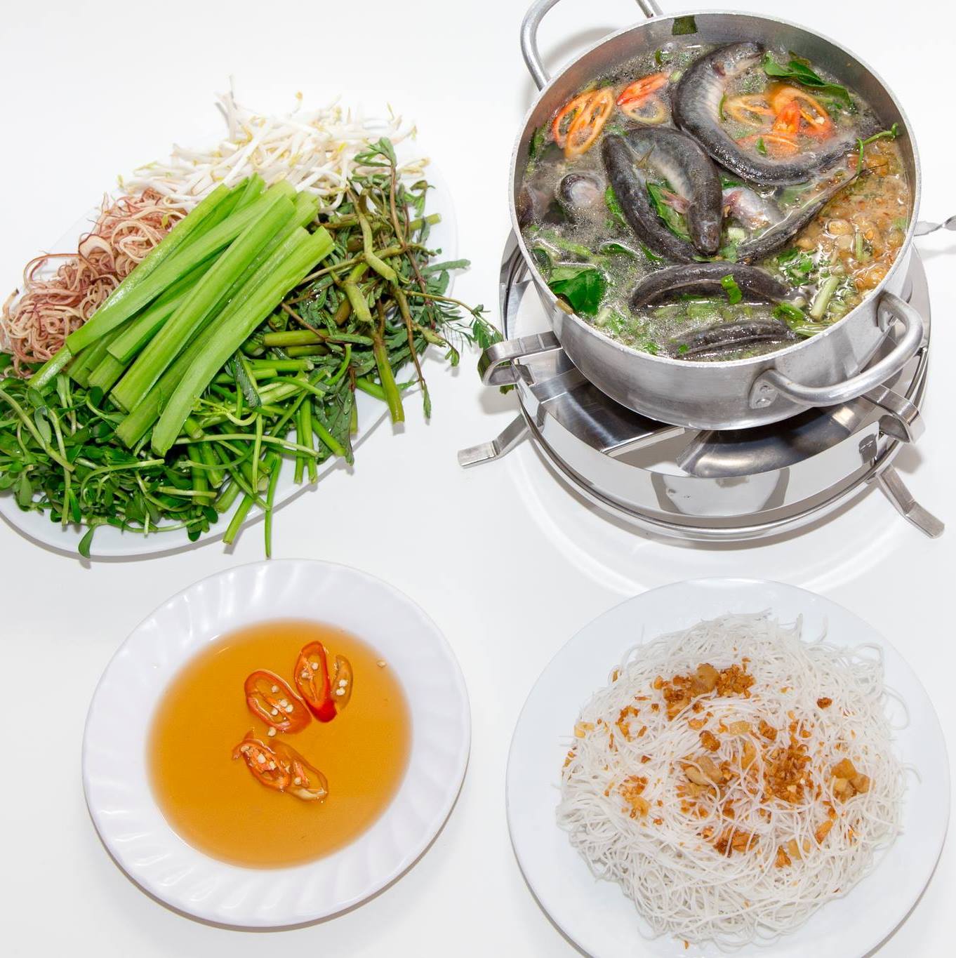 Ẩn mình trên con phố Nguyễn Thông (Q.3), quán lẩu cá kèo không tên tại số 10 đã tồn tại hơn 20 năm, là điểm hẹn quen thuộc của những tín đồ ẩm thực miền Tây giữa lòng Sài Gòn. Lẩu cá kèo ở đây hấp dẫn bởi nồi nước dùng chua dịu từ lá giang, thơm nức mùi sả, tỏi phi và ớt tươi. Cá kèo tươi sống được thả vào nồi khi nước vừa sôi, giữ nguyên độ ngọt, béo đặc trưng. Thực khách có thể nhúng kèm rau đắng, bún tươi và chấm cá với nước mắm mặn pha tắc – kiểu ăn truyền thống đậm đà. Không gian quán bình dân, bàn ghế gỗ đơn sơ, phục vụ nhanh và nhiệt tình. Giá dao động khoảng 180.000 – 220.000 đồng cho một nồi nhỏ 2–3 người. Quán mở từ 16g30 đến khuya, thích hợp cho những buổi tối đổi vị nhẹ nhàng.