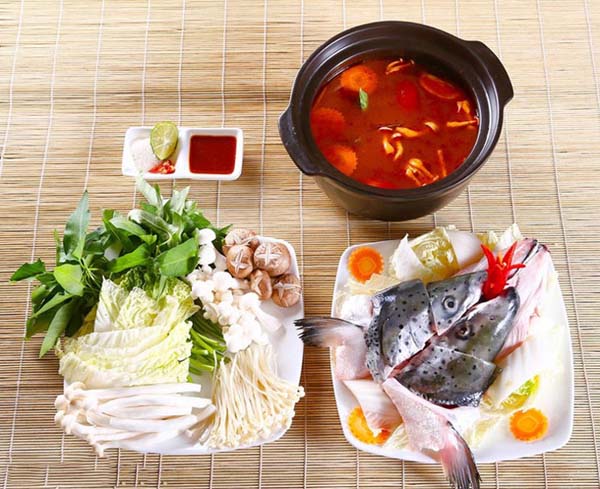 3. Lẩu đầu cá hồi – Sushi World, 25 Nguyễn Văn Giai, Q.1 Lẩu đầu cá hồi theo phong cách Nhật Bản gây thương nhớ bởi vị thanh ngọt của nước dùng ninh từ rong biển và cá. Đầu cá hồi được xử lý kỹ, không tanh, béo nhẹ. Ăn kèm rau cải Nhật, nấm và mì udon. Món này thích hợp cho những buổi tối mát trời, khi muốn thưởng thức một món lẩu nhẹ nhàng, bổ dưỡng. Giá từ 280.000 – 320.000 đồng/phần. Nhà hàng mở cửa cả ngày từ 11h đến 22h - Ảnh: Nghề bếp Á Âu
