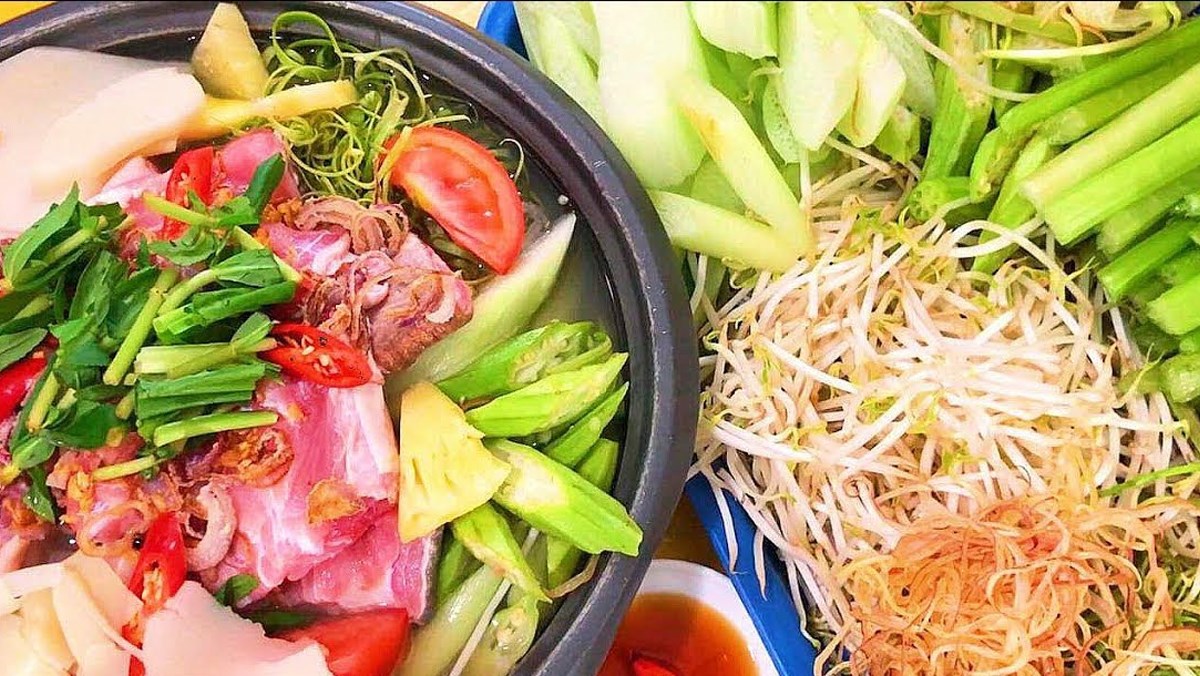 Lẩu cá đuối măng chua: 4. Lẩu cá hú măng chua – Quán Cây Dừa, 100 Ung Văn Khiêm, Q.Bình Thạnh Vị chua nhẹ của măng, vị ngọt đậm của cá hú cùng nước lẩu dậy mùi sả và rau ngò gai là điểm thu hút của món này. Cá hú béo nhẹ, ít xương, nấu cùng măng chua nên vừa đậm đà vừa thanh mát. Thưởng thức cùng bún tươi và rau muống chẻ. Mỗi phần lẩu khoảng 240.000 đồng, quán bán từ 10h đến 22h mỗi ngày - Ảnh: Danbien