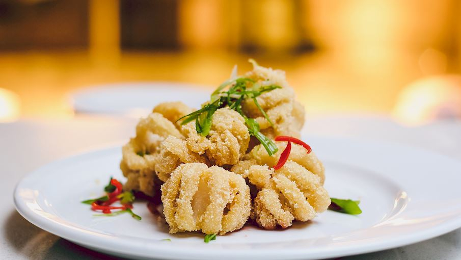 Salt and Pepper Calamari (Mực chiên muối tiêu) - Úc là món mực chiên giòn với lớp bột muối tiêu kiểu Trung Quốc rất phổ biến ở Úc, được xem như món quốc hồn quốc túy. Mực được bọc trong bột muối tiêu rồi chiên ngập dầu. Món thường được ăn trong quán bar, quán rượu, kèm tỏi, ớt chiên và hành lá.