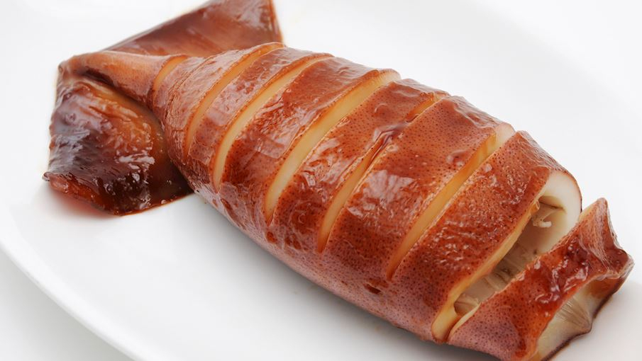 Ikayaki (Mực nướng) Nhật Bản - Ikayaki là món ăn đường phố nổi tiếng của Nhật Bản, gồm mực nướng mềm và thơm. Mực có thể là các khoanh hoặc cả con xiên que. Tùy món mà râu mực có thể được dùng hoặc không. Mực thường được ướp nước tương, rượu gạo, miso, gừng rồi nướng nhanh để giữ độ mềm. Món thường được ăn ngay khi mới nướng xong.