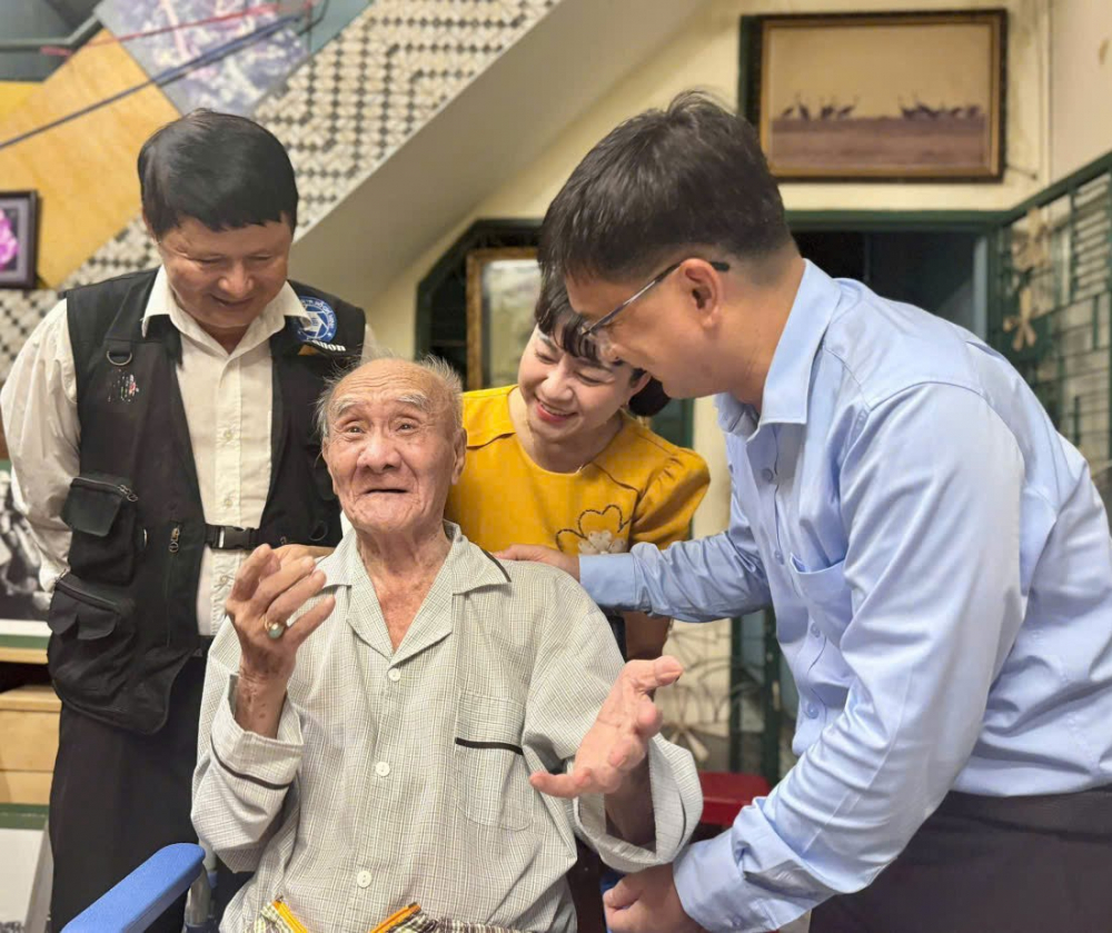Nghệ sĩ nhiếp ảnh Nguyễn Hữu Lộc xúc động trước sự quan tâm của lãnh đạo TPHCM - Ảnh: Thúy Bình
