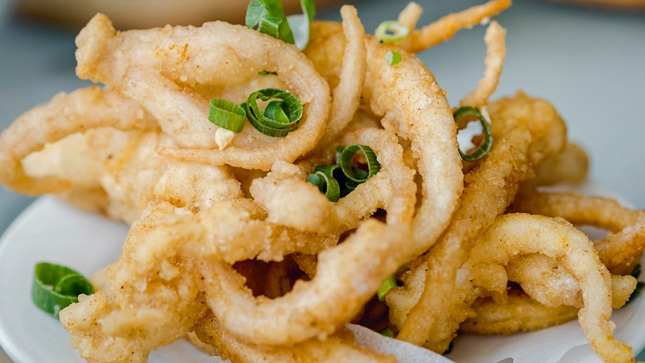 Salt-and-pepper squid (Jiao yan you yu - Mực muối tiêu xào) - Quảng Châu, Trung Quốc là món mực xào theo phong cách Quảng Đông gồm mực tẩm bột khoai tây, rượu Shaoxing, tỏi, hành, ớt, tiêu Tứ Xuyên hoặc tiêu trắng, rồi chiên giòn. Sau đó, tỏi, hành và ớt được xào lại trong dầu nóng, cho mực vào đảo cùng tiêu và muối.
