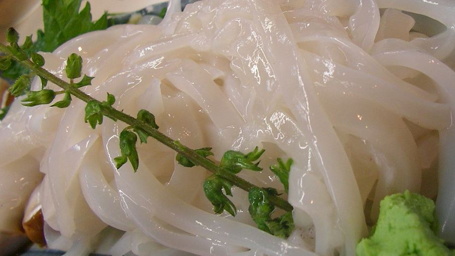 Ika sōmen (Mực sashimi thái sợi như mì sōmen) - Hakodate, Nhật Bản là món mực sống thái thật mỏng, cắt thành sợi như mì sōmen, ăn như sashimi. Thường ăn kèm gừng bào và nước tương. Có thể thay nước tương bằng hỗn hợp uni (nhuyễn thể biển) và nước tương hoặc wasabi với nước tương. Khi ăn, nên húp sợi mực như ăn mì.