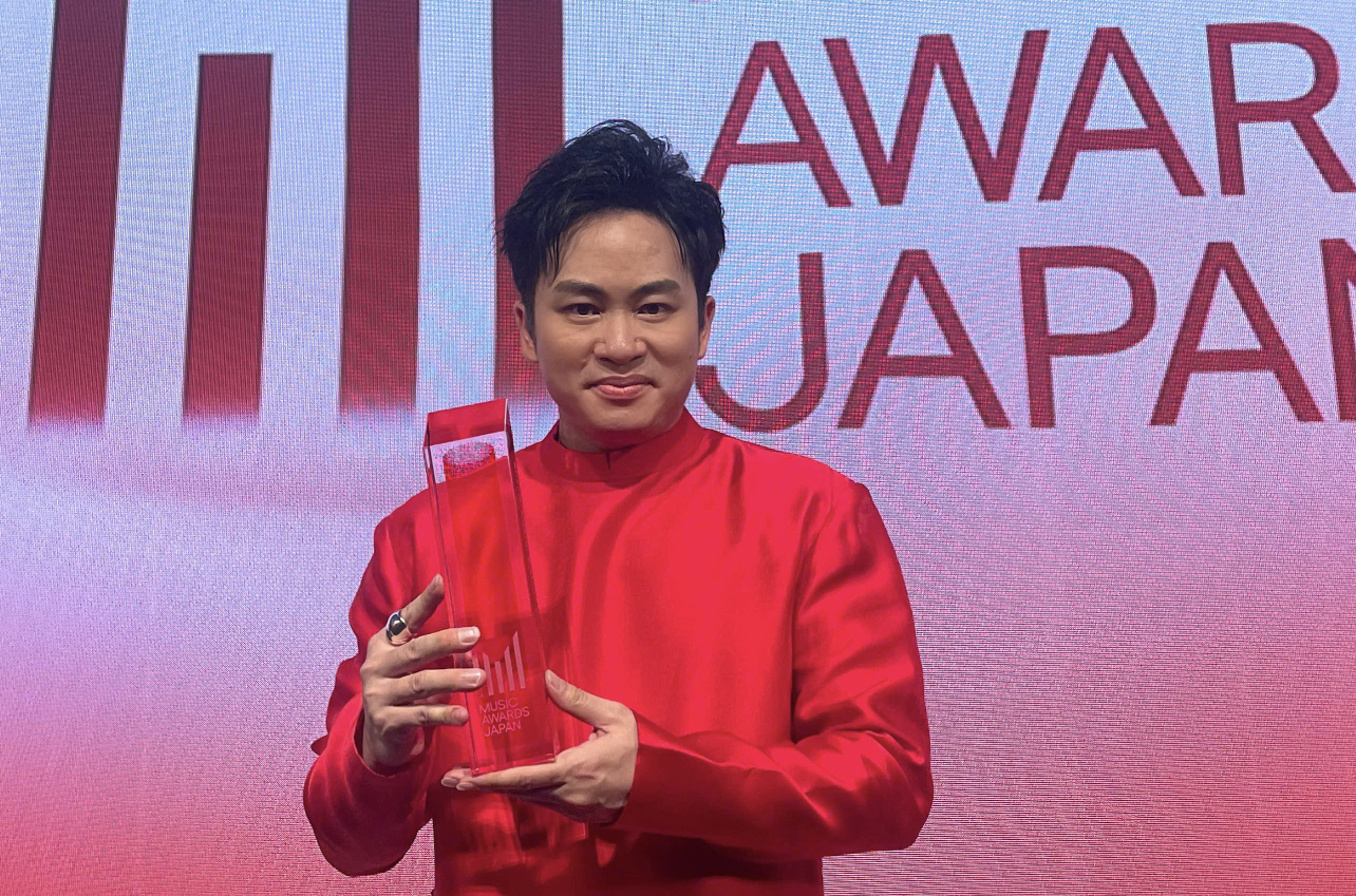 Ca sĩ Tùng Dương nhận cúp International Special Awards tại Lễ trao giải thưởng Âm nhạc Nhật Bản - Music Awards Japan 2025
