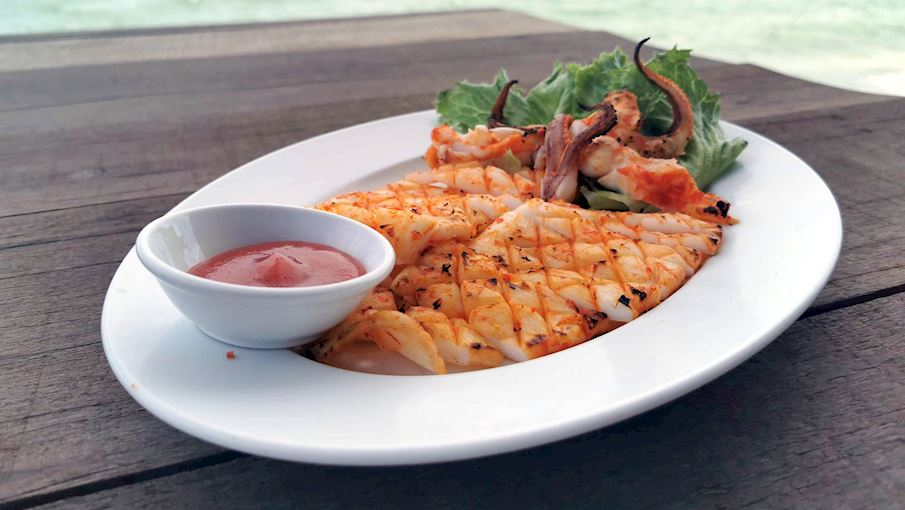 Mực một nắng - Mực một nắng là món truyền thống từ Phan Thiết. Món hải sản này làm từ mực tươi được phơi nắng 1 ngày rồi nướng trên than nóng. Khi nướng, nếu nhiệt quá cao sẽ làm mực bị cháy bên ngoài nhưng bên trong vẫn tái. Mực chuyển sang màu vàng và tỏa mùi thơm đặc trưng. Mực nướng xong được xé nhỏ, chấm với nước mắm ớt. Món này rất hợp khi dùng với bia lạnh.